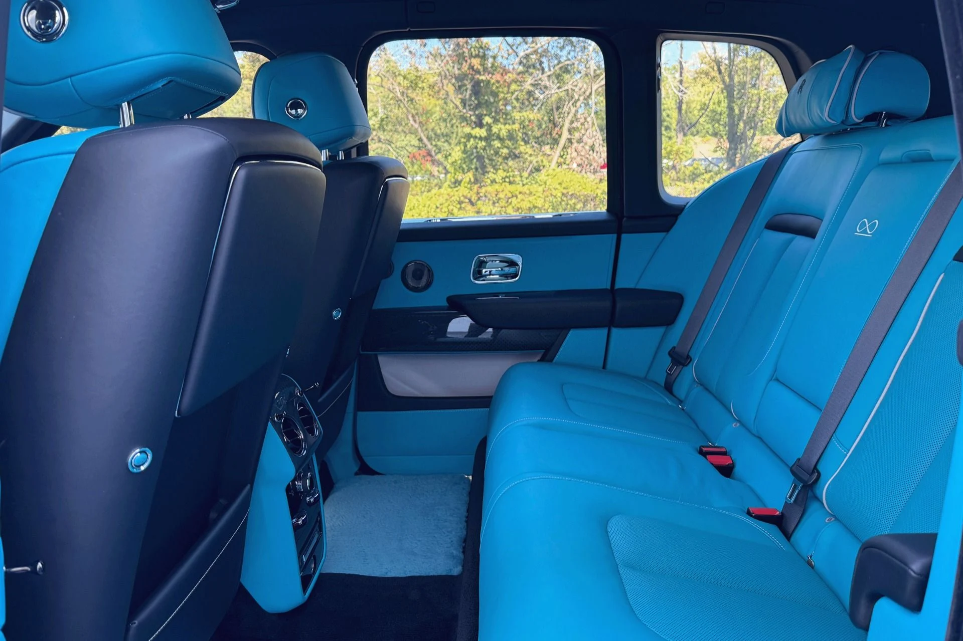 mph017_3347340130_Used_2022_Rolls_Royce_Black_Badge_Cullinan_1758544859_f66eeb9a50