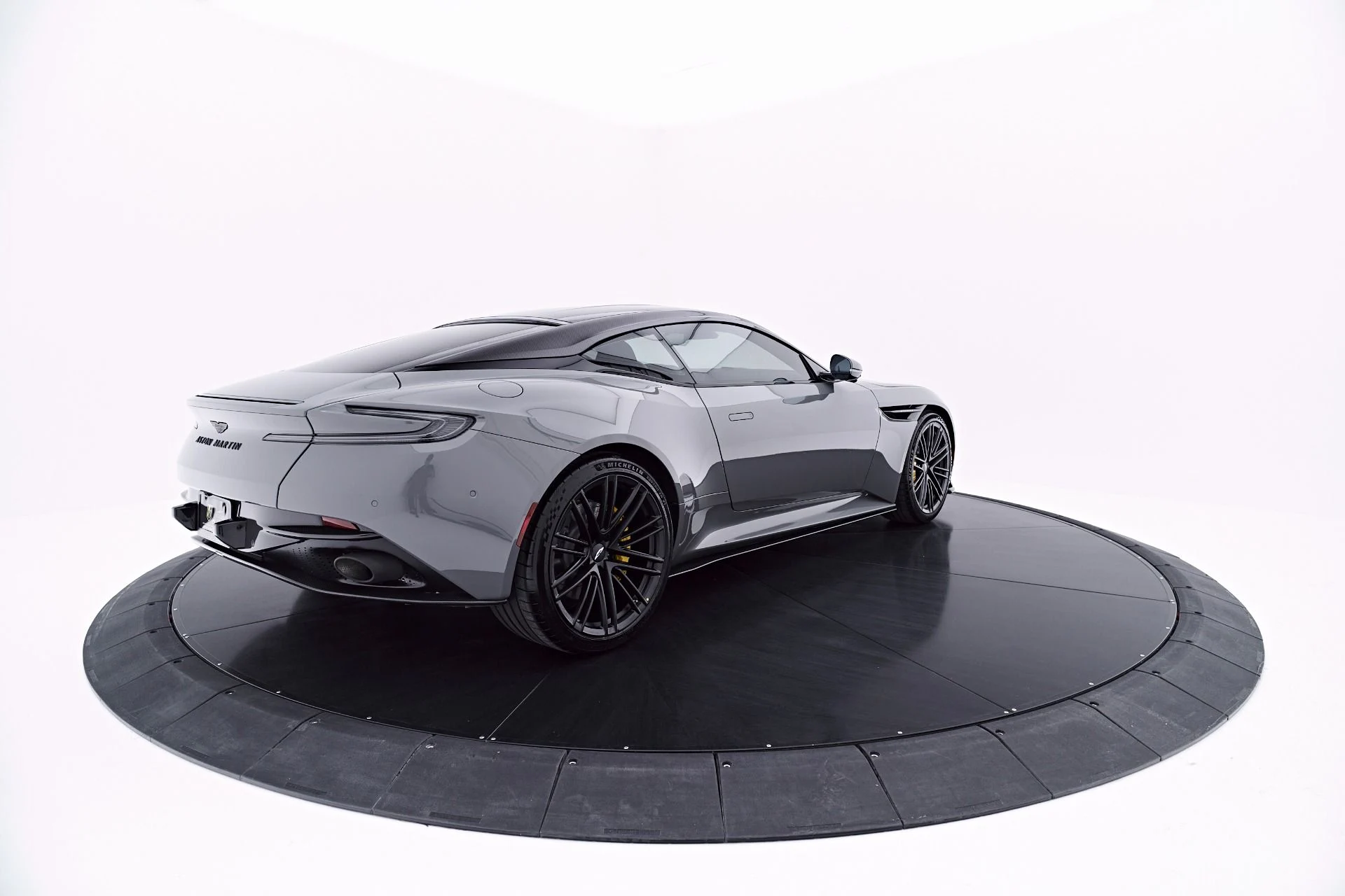 mph017_3347963998_Used_2024_Aston_Martin_DB_12_1781813776_25984d44fb