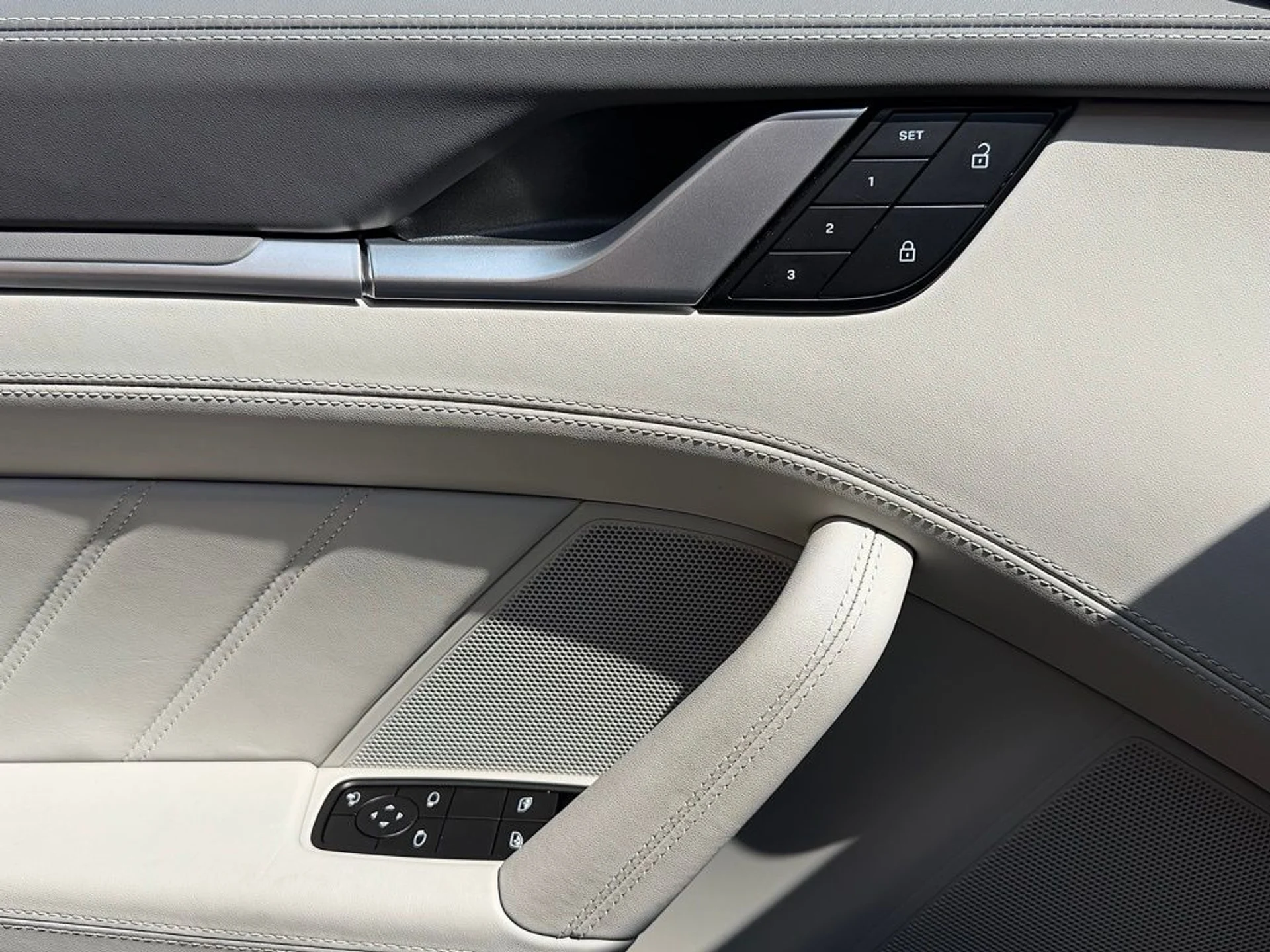 mph017_3357789196_03fb98b052e0ae31c9d347a0055e58b6x_08205641c6