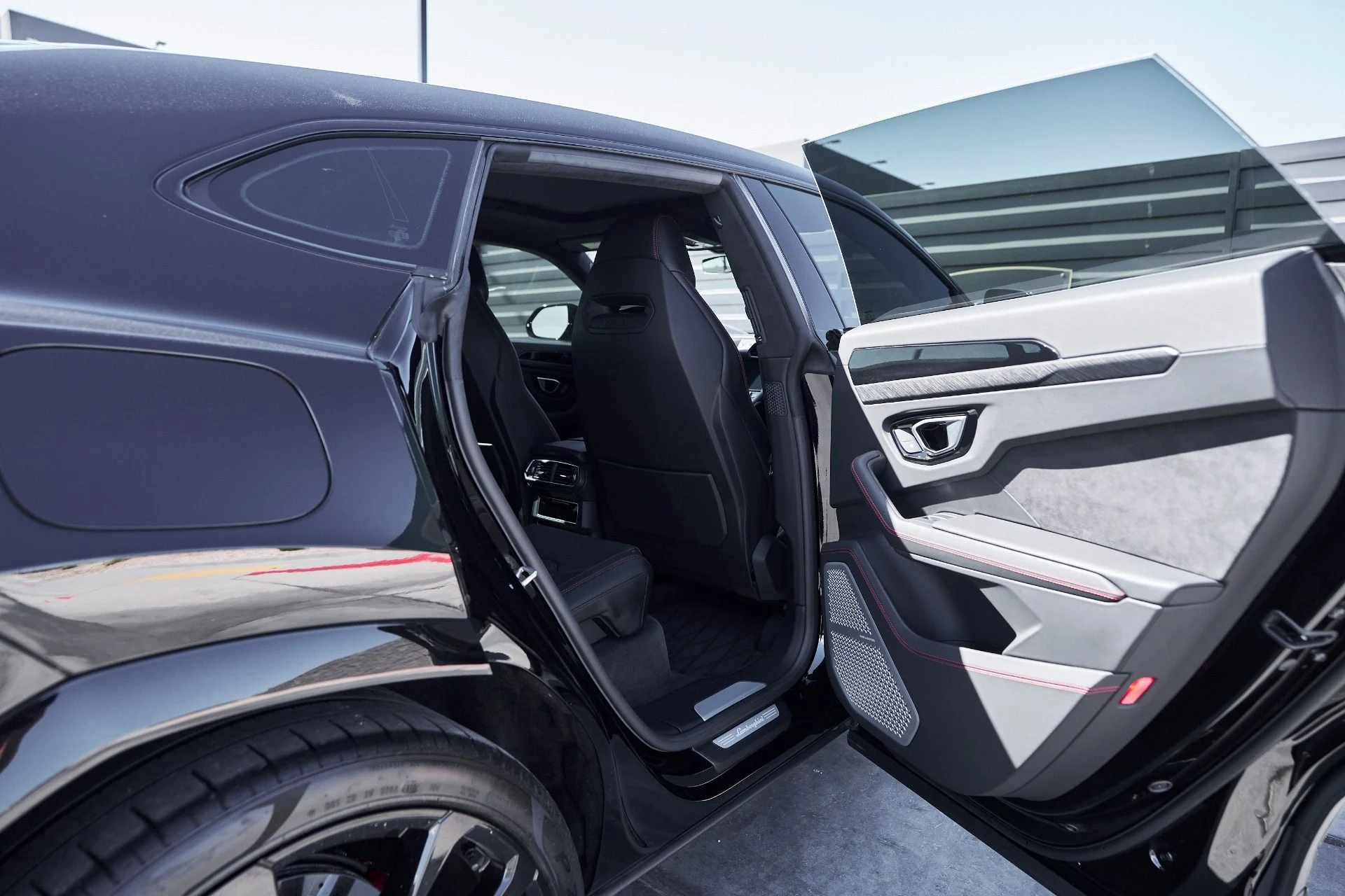 mph017_3367443983_Used_2021_Lamborghini_Urus_Base_1759523182_cee70043f4