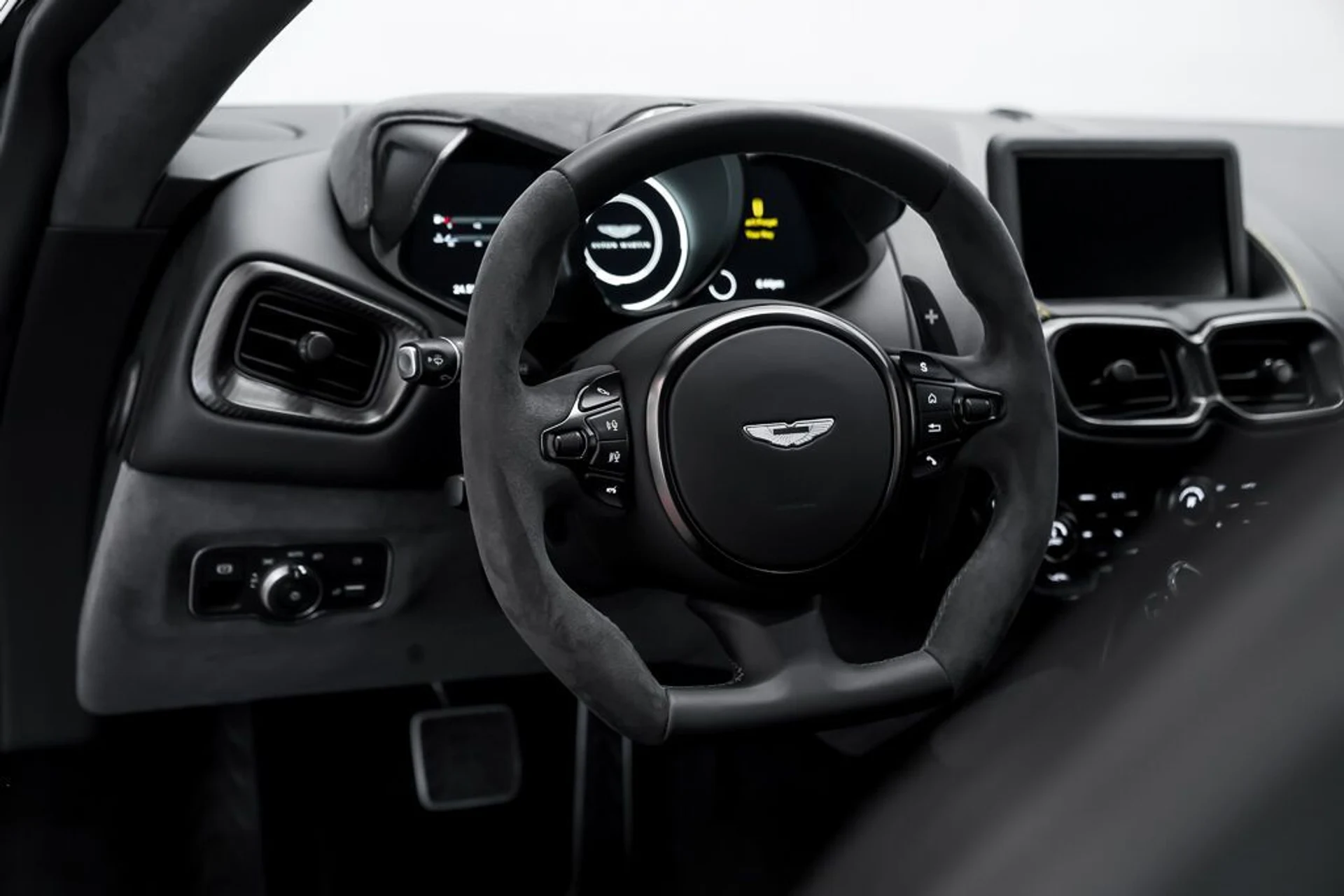 mph017_3369824758_aston_martin_vantage_2023_jpg_v_1758918548_eeb690666c