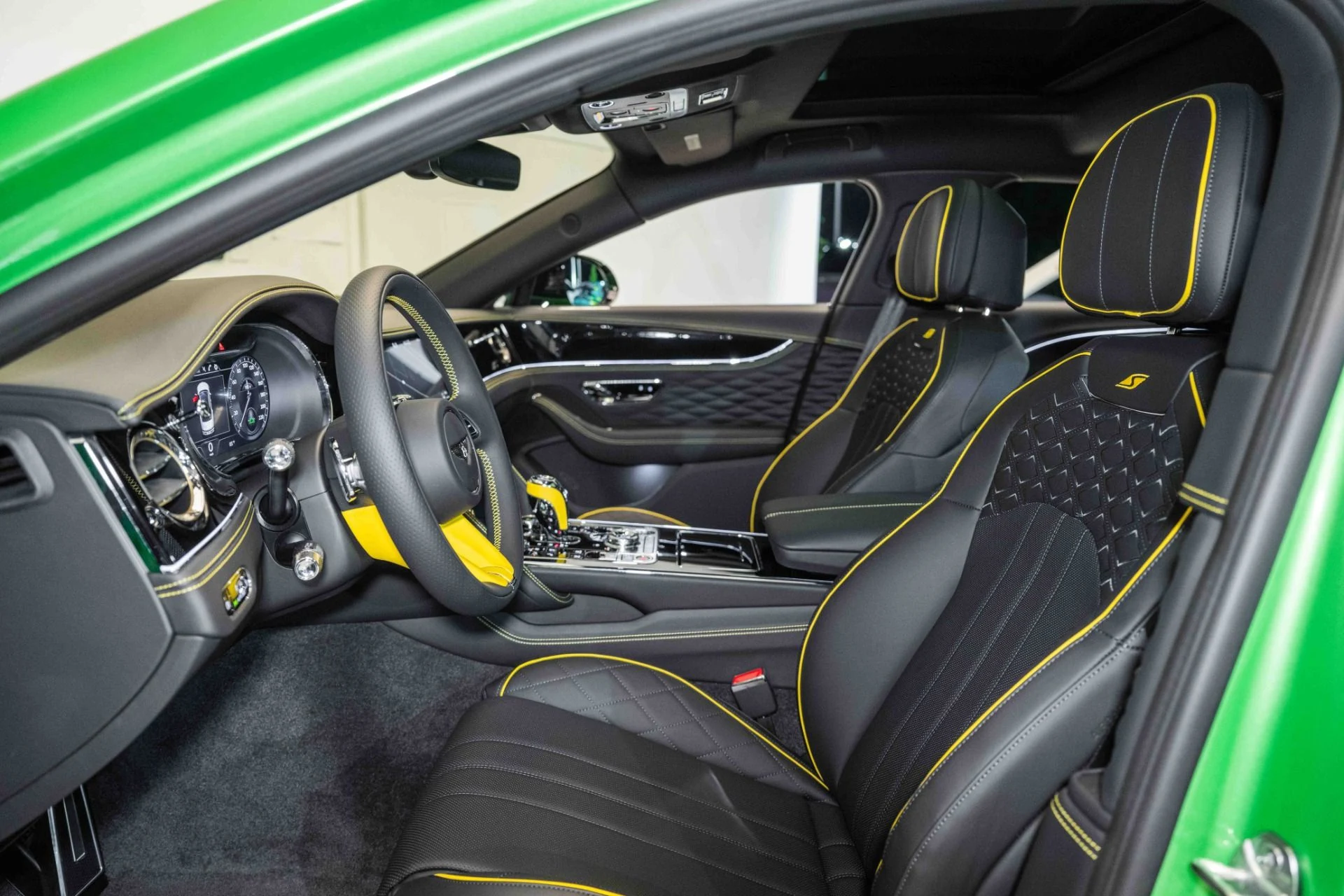 mph017_3381746127_Used_2024_Bentley_Flying_Spur_S_Hybrid_1749914202_35d7ef5697