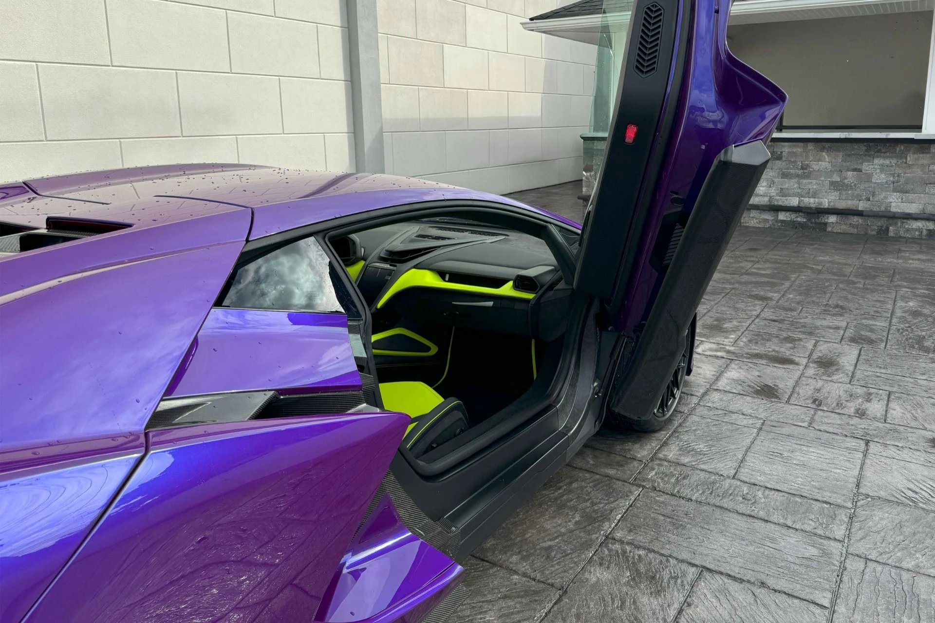 mph017_3405078737_Used_2024_Lamborghini_Revuelto_1752181799_fc2063b0a7