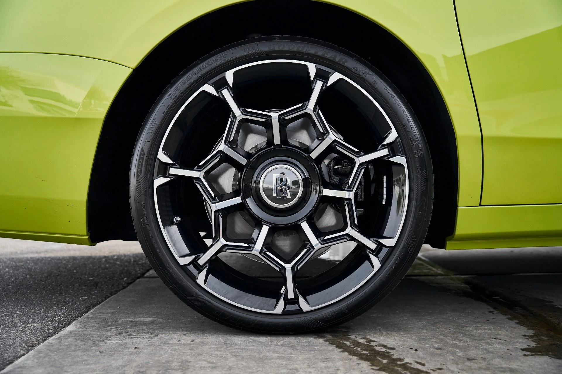 mph017_3415320666_Used_2025_Rolls_Royce_Ghost_Black_Badge_1769049481_d11df0f2a0