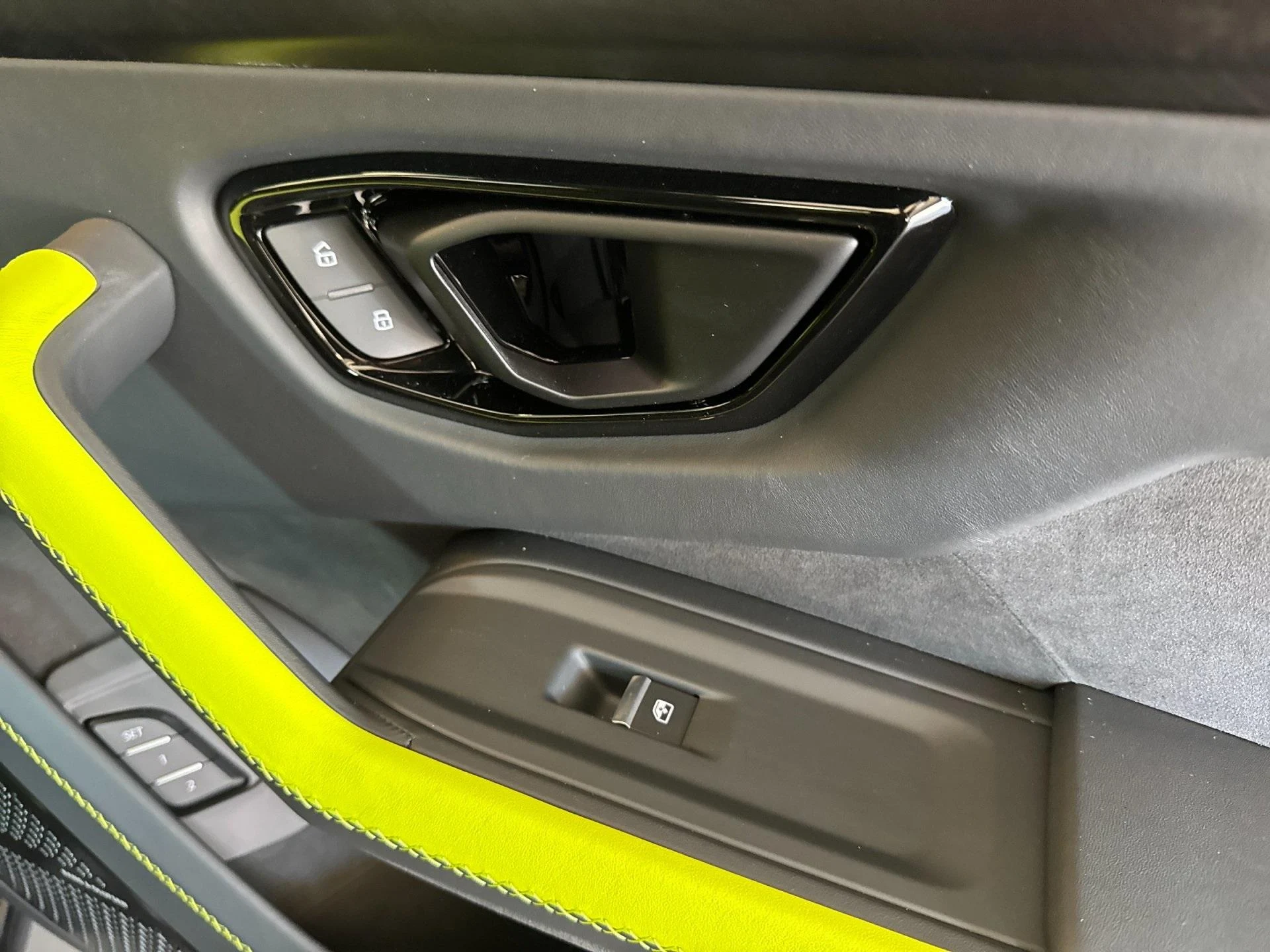mph017_3437880004_New_2025_Lamborghini_Urus_SE_1755094449_34cab53d7a