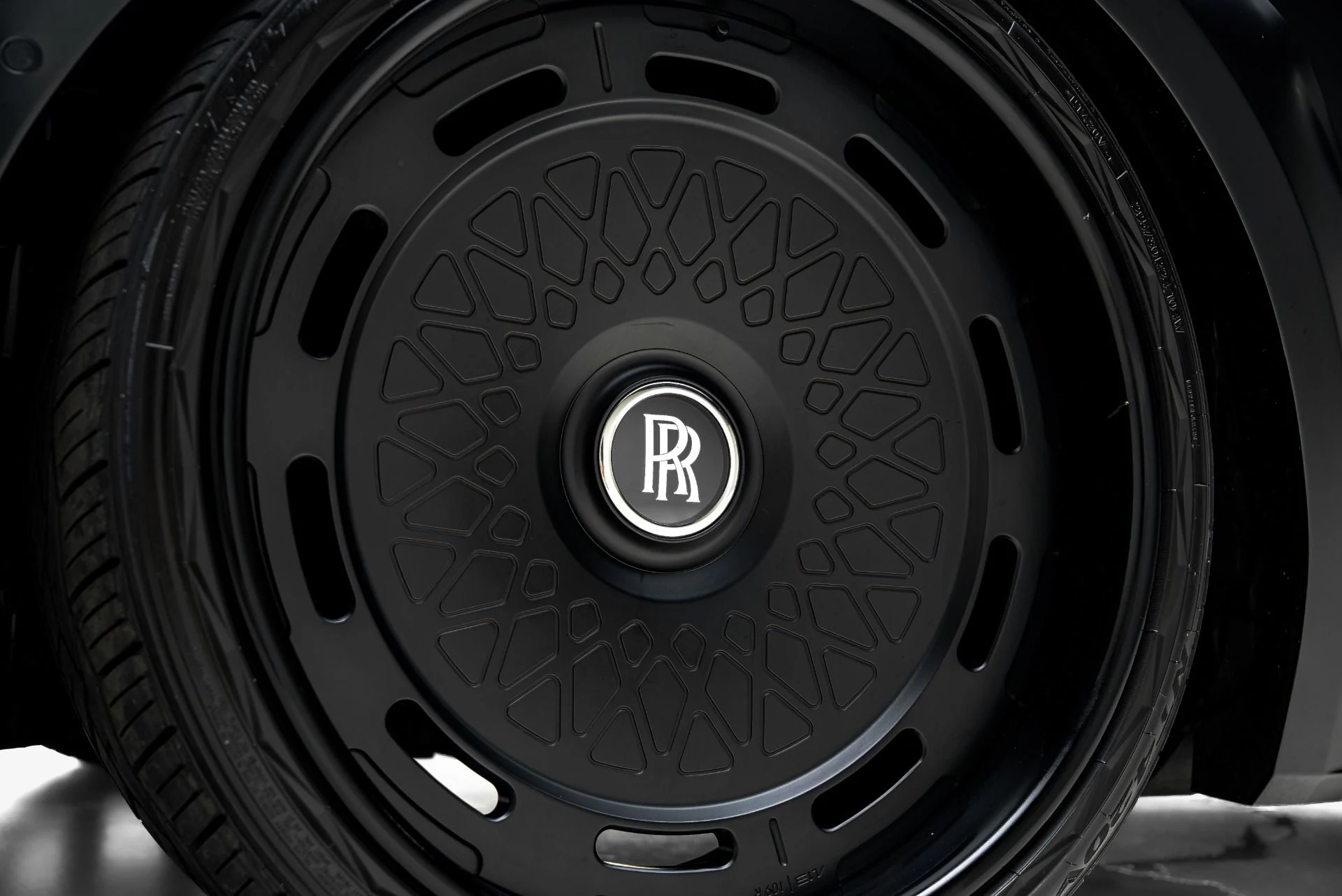 mph017_3438030972_Used_2020_Rolls_Royce_Cullinan_1785280390_7f6d1d2575