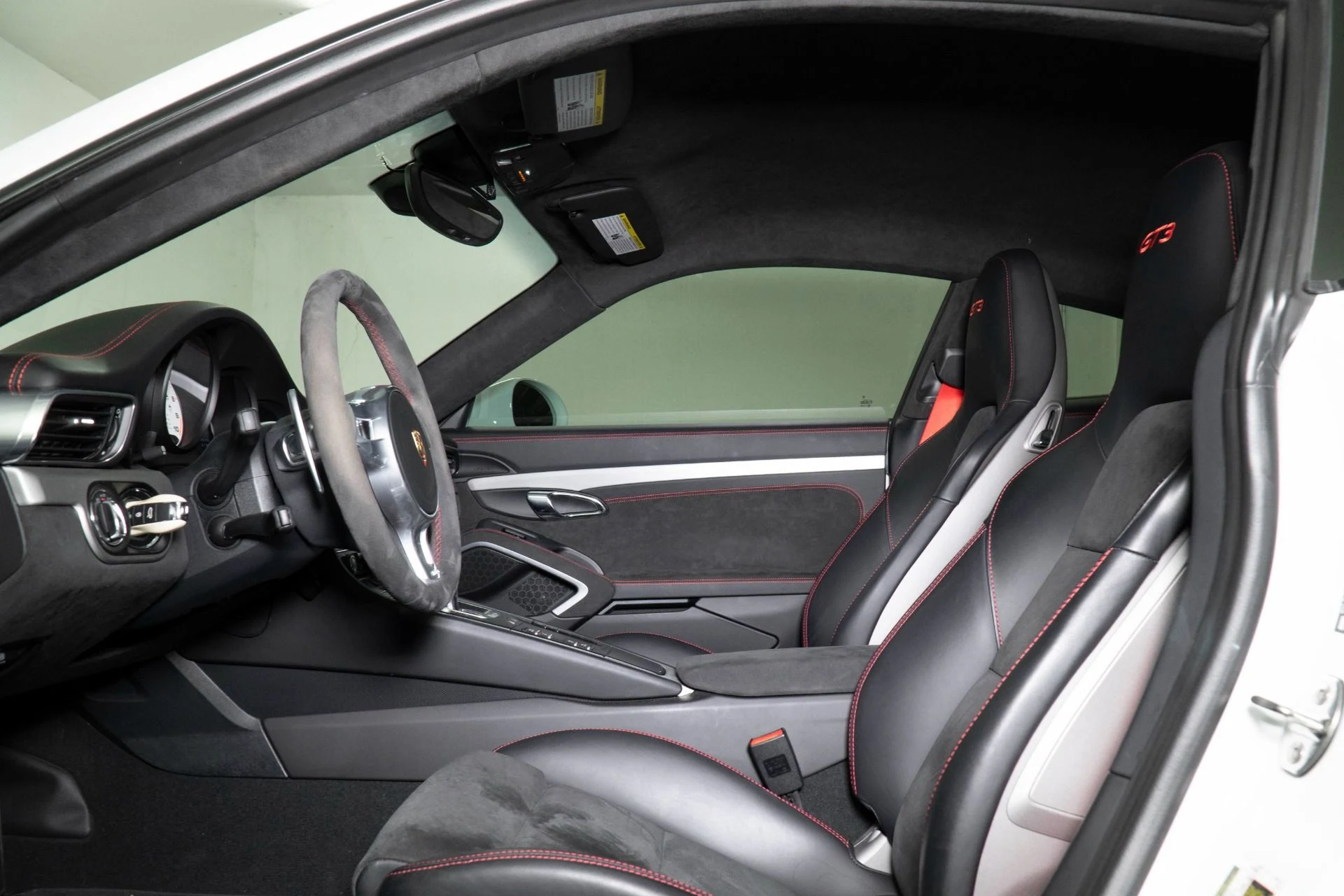 mph017_3466654196_Used_2015_Porsche_911_GT_3_1777044815_2ad0bd9ad7