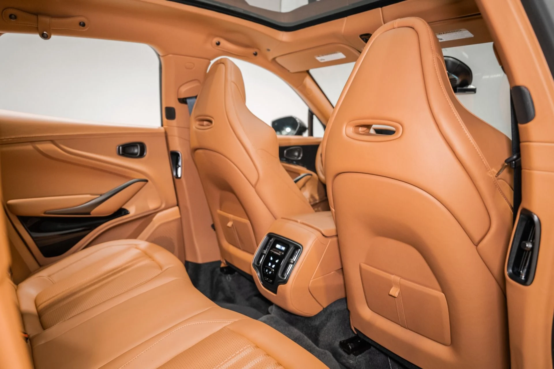 mph017_3466814109_New_2026_Aston_Martin_DBX_707_1765214112_17f7fa134e