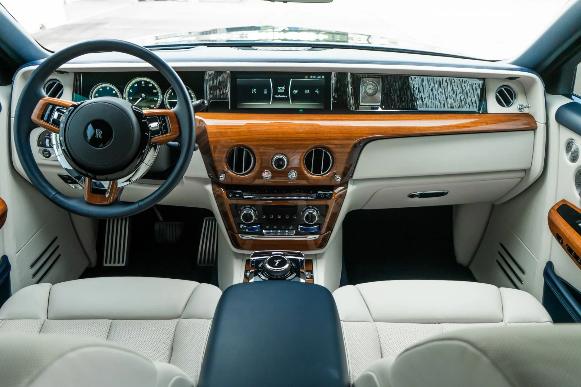 mph017_3477666211_Used_2022_Rolls_Royce_Phantom_1778012232_674819d8f4