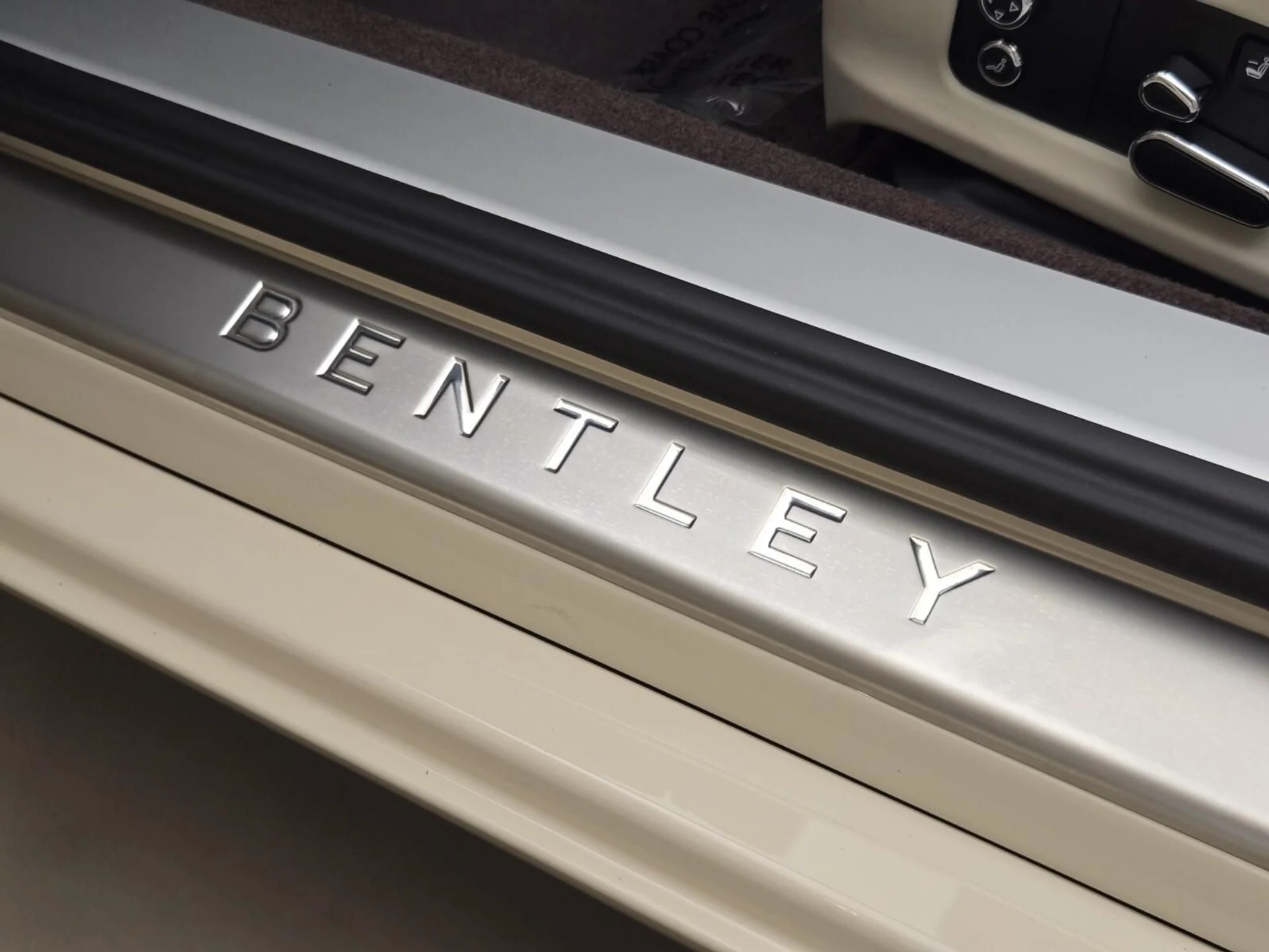 mph017_3481259966_Used_2023_Bentley_Continental_GTC_V8_1761030102_d8fc4c7553