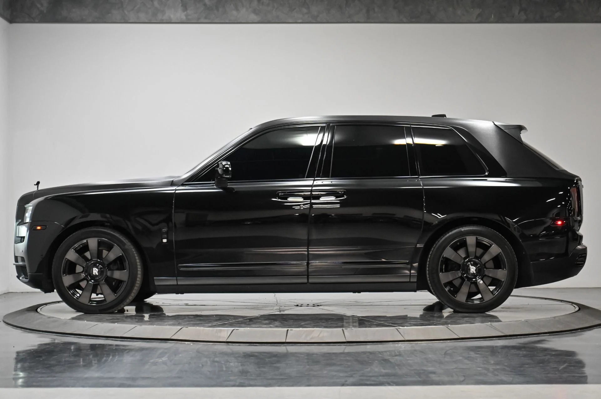 mph017_3488818613_Used_2019_Rolls_Royce_Cullinan_Base_1753916871_511f6e9287