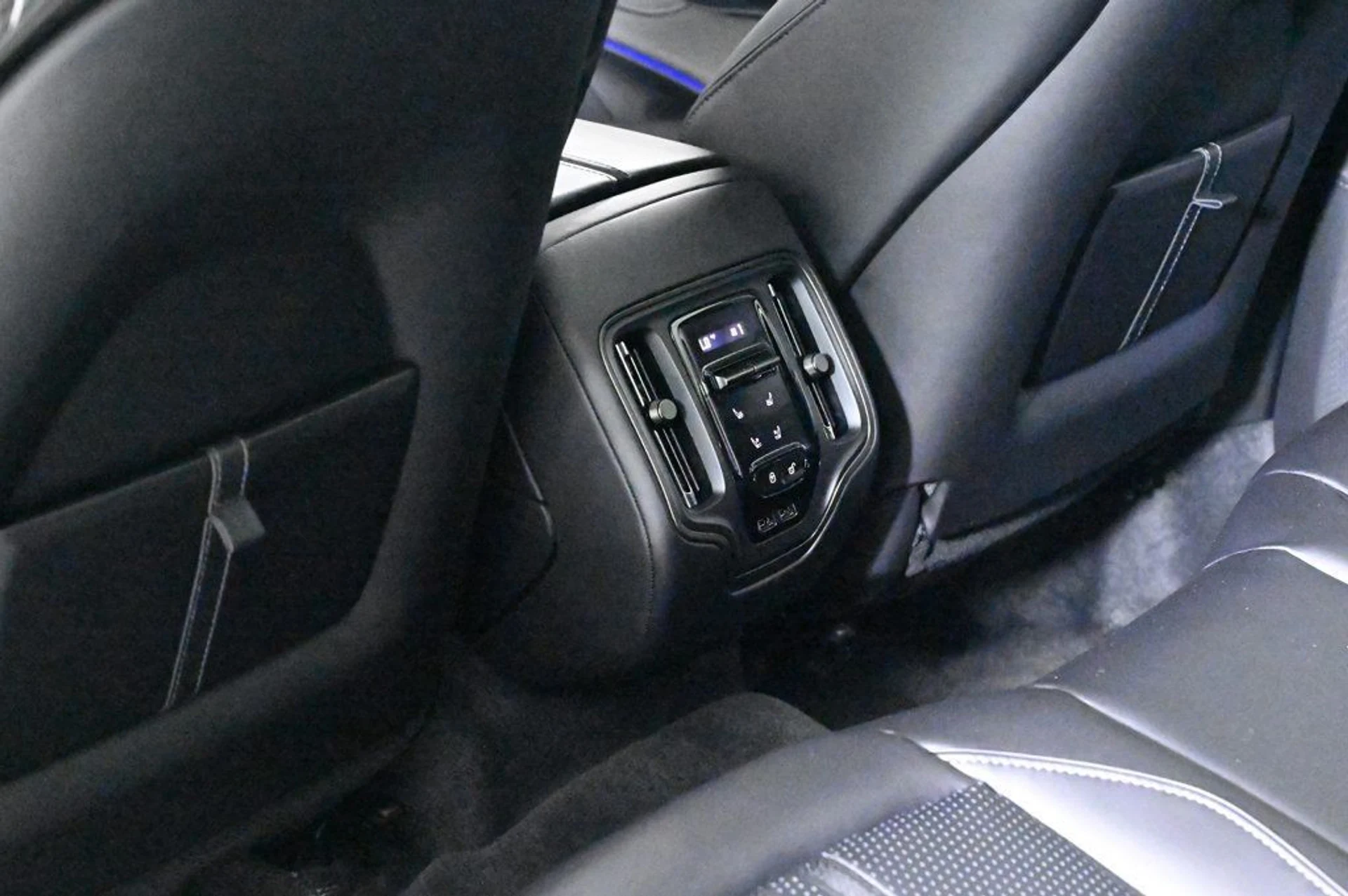 mph017_3494411033_new_2026_aston_martin_dbx_707awd_11350_22968751_17_1024_ca61aa69de