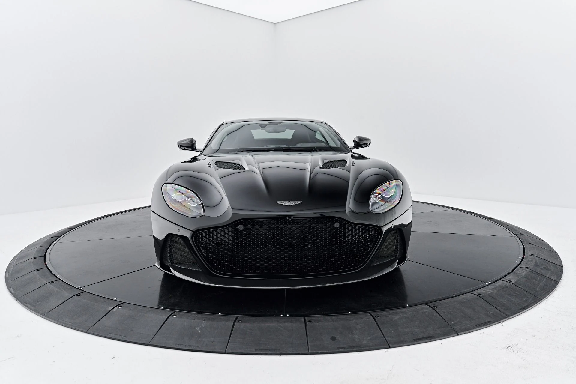 mph017_3502368518_Used_2019_Aston_Martin_DBS_Superleggera_1791337425_9f8f2f95c5
