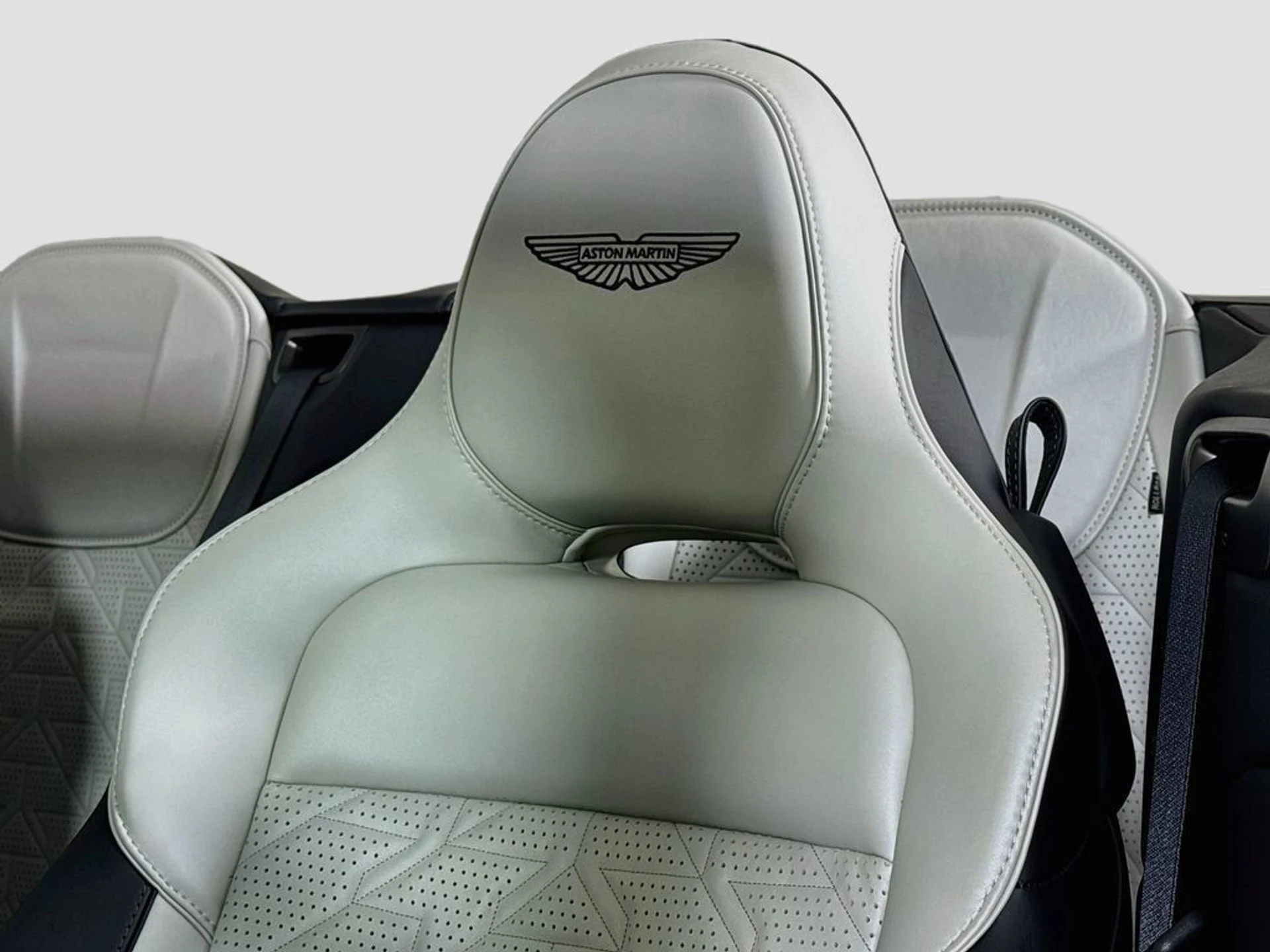 mph017_3527657740_new_2027_aston_martin_vanquish_volante_11350_23067135_18_1024_a83f8de636