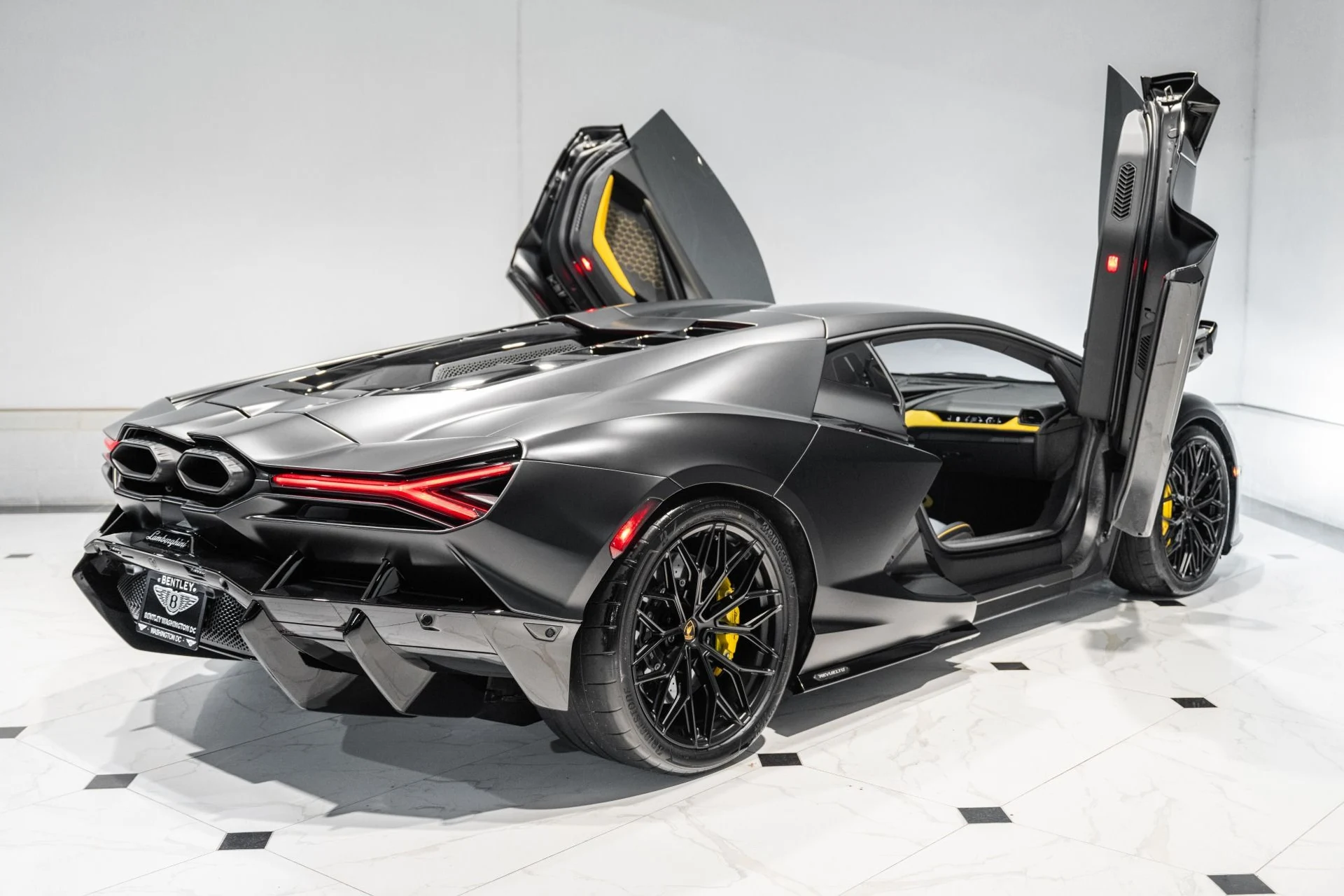 mph017_3536973155_Used_2024_Lamborghini_Revuelto_1761662610_acba5c3784