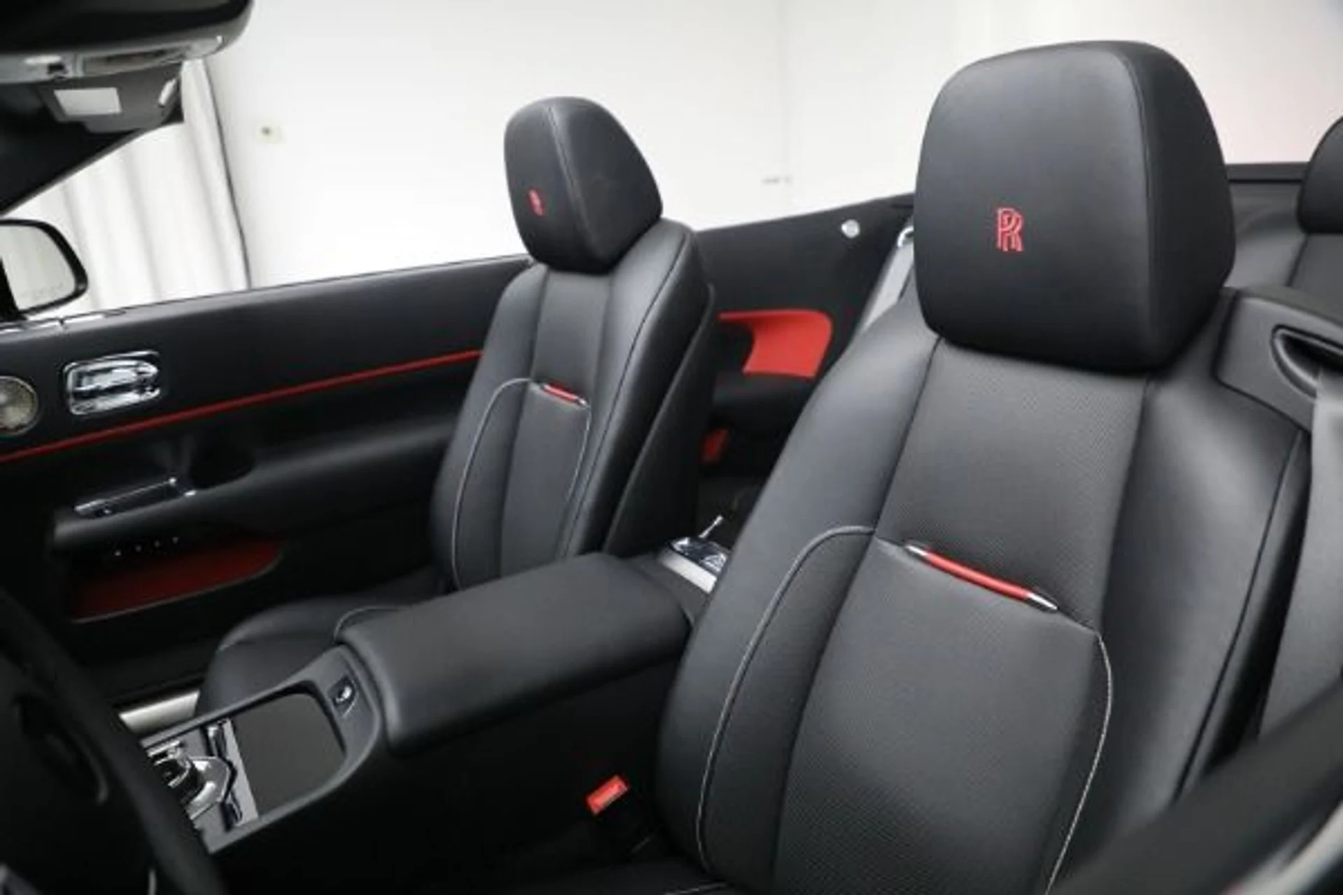 mph017_3540807806_Used_2018_Rolls_Royce_Black_Badge_Dawn_d45eb74fbb