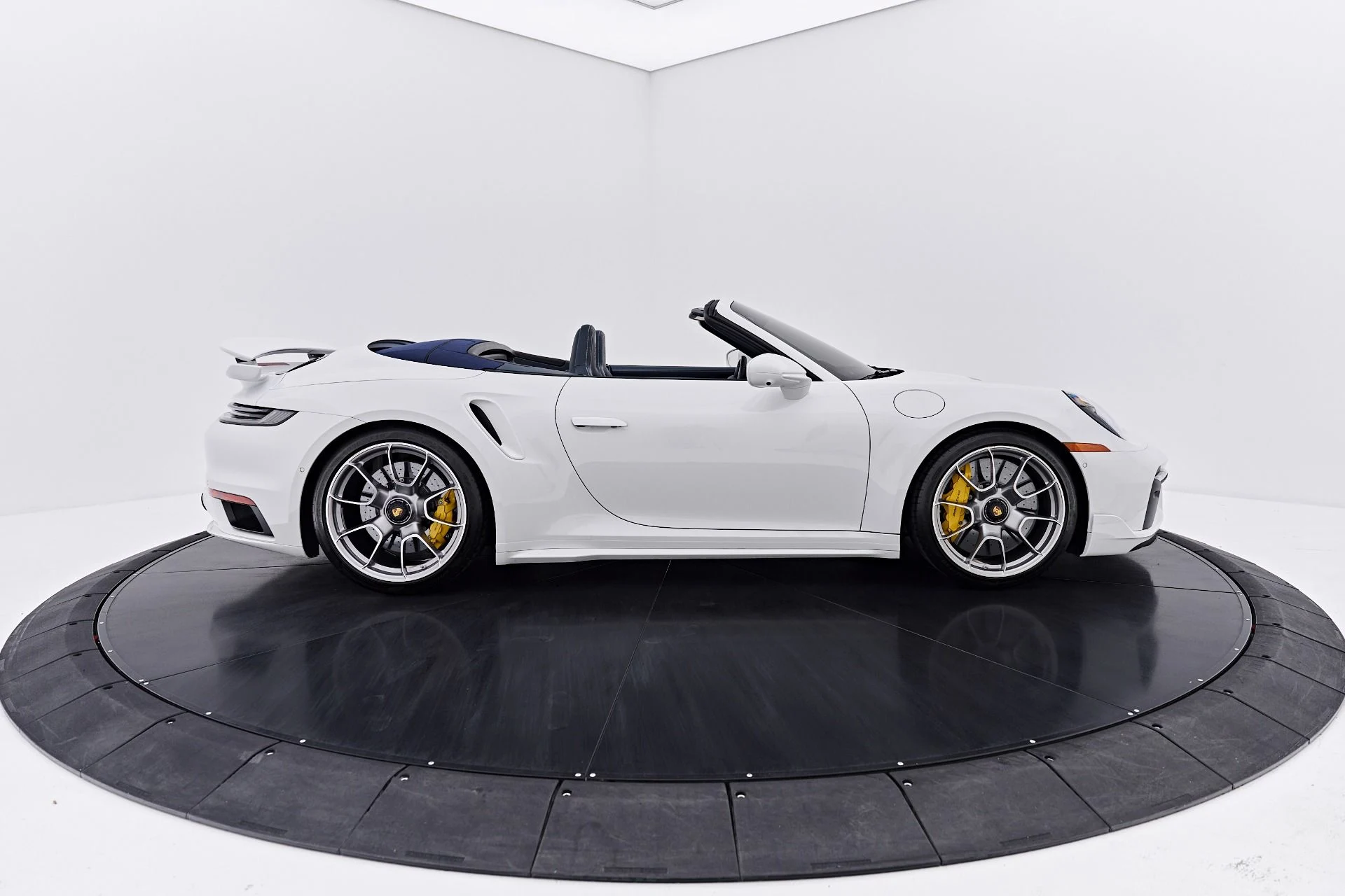 mph017_3548805637_Used_2025_Porsche_911_Turbo_S_1788486897_cc7bc35fa1