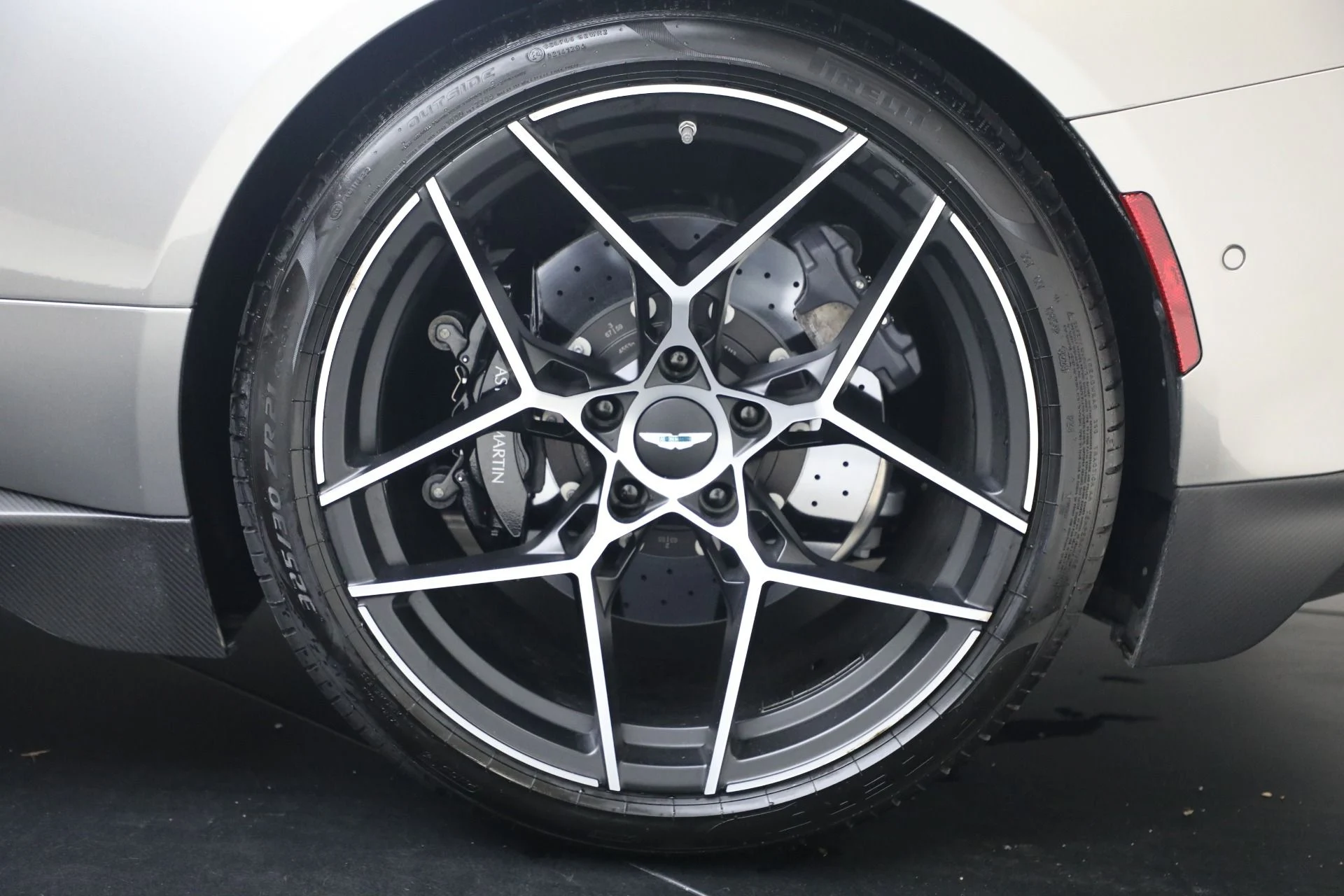 mph017_3551772308_Used_2025_Aston_Martin_Vanquish_1791232652_2e4d80e86c