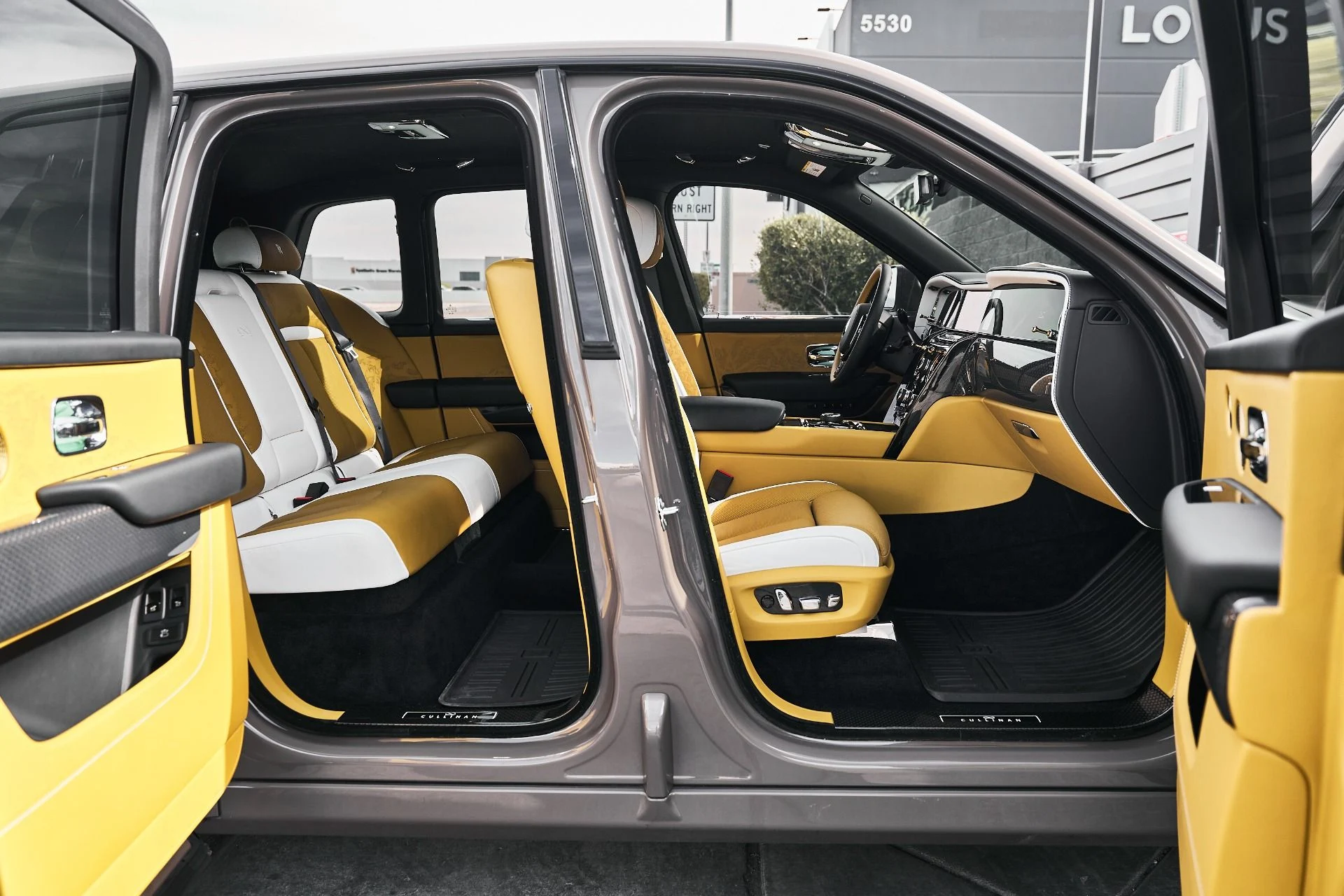 mph017_3558418905_Used_2026_Rolls_Royce_Cullinan_Black_Badge_1776555992_a12d306415