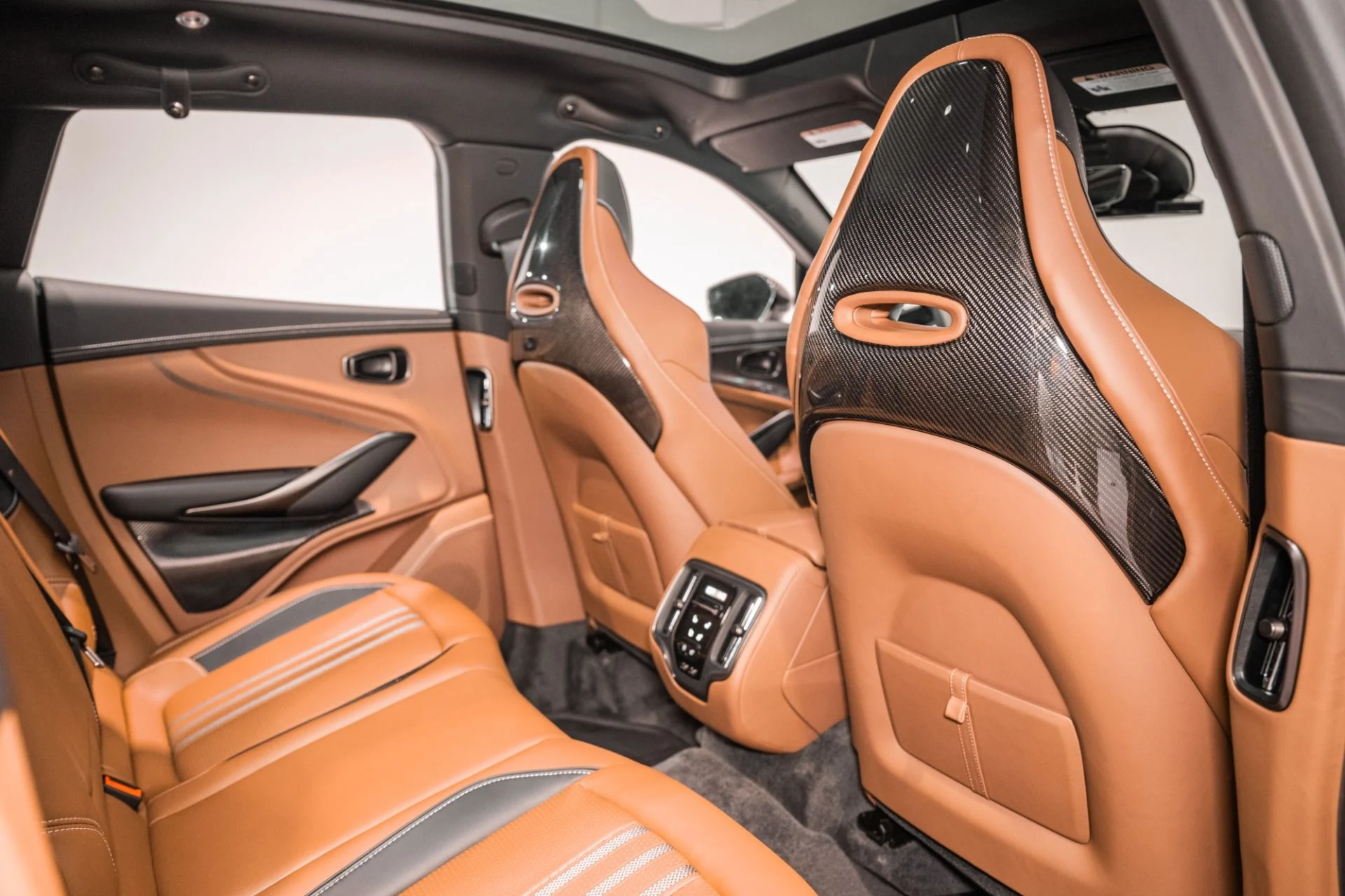 mph017_3566733593_New_2026_Aston_Martin_DBX_707_1780937763_67bdd7211e