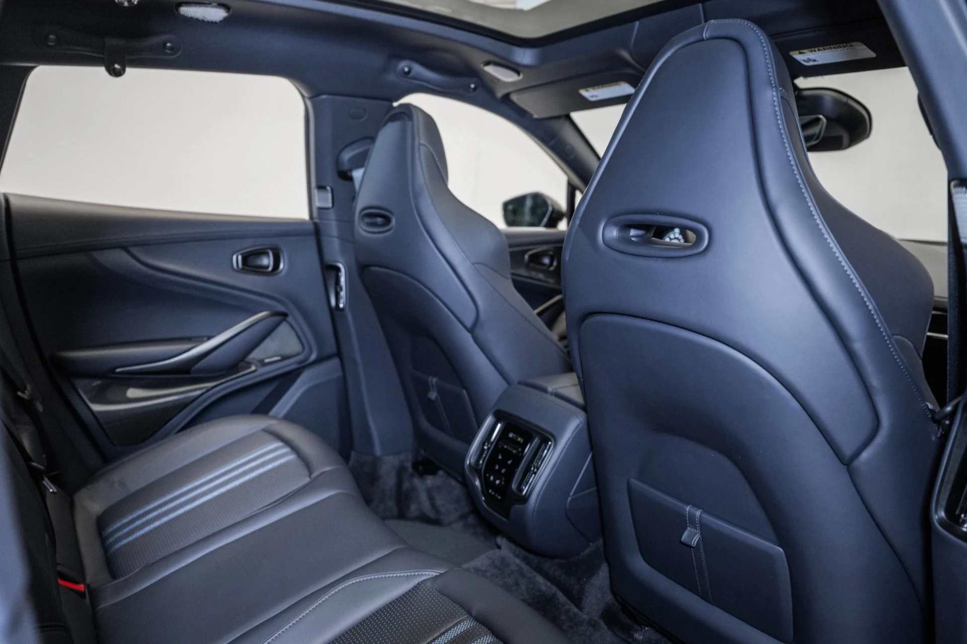 mph017_358592859_Used_2025_Aston_Martin_DBX_707_1754709382_7922fd7f21