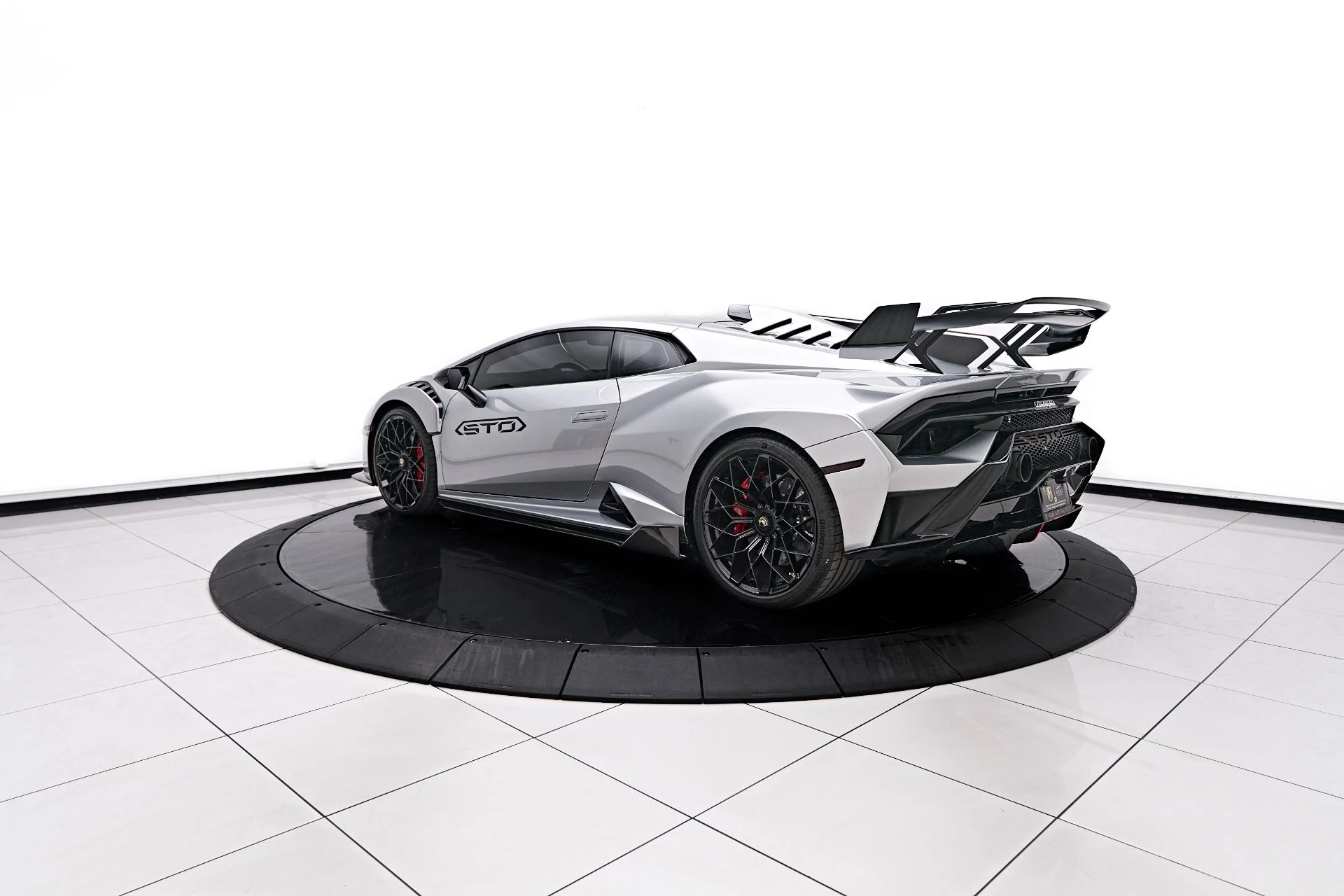 mph017_3605659650_Used_2023_Lamborghini_Huracan_STO_Base_1754673404_2d8419f3a7