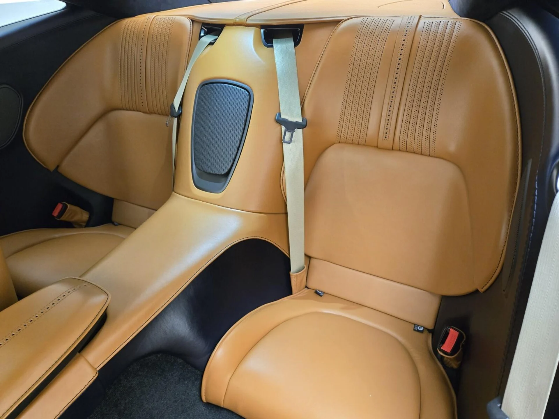 mph017_3609847084_Used_2021_Aston_Martin_DB_11_1764057867_644dcf537f