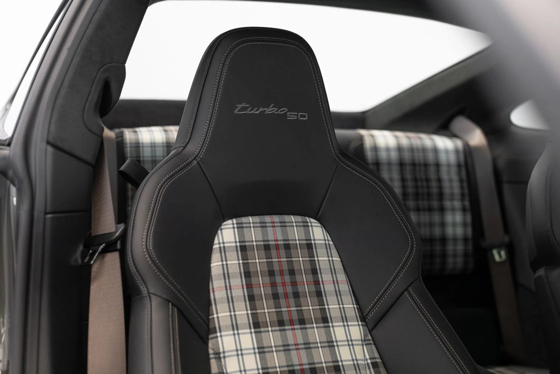 mph017_3611621759_porsche_911_2025_jpg_v_1774622497_1456c980a6