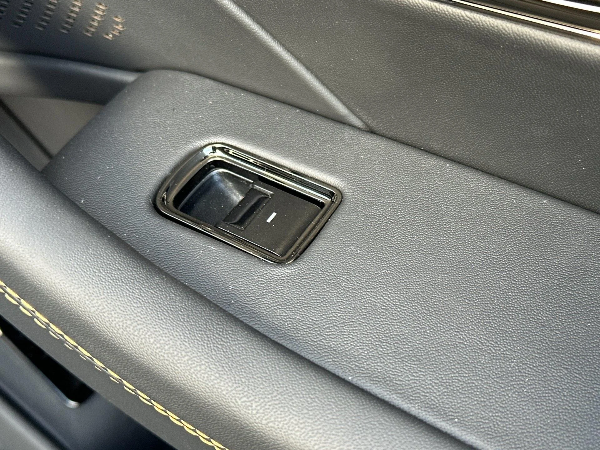 mph017_361344135_New_2025_Bentley_Flying_Spur_Mulliner_1762940632_a01d56b574