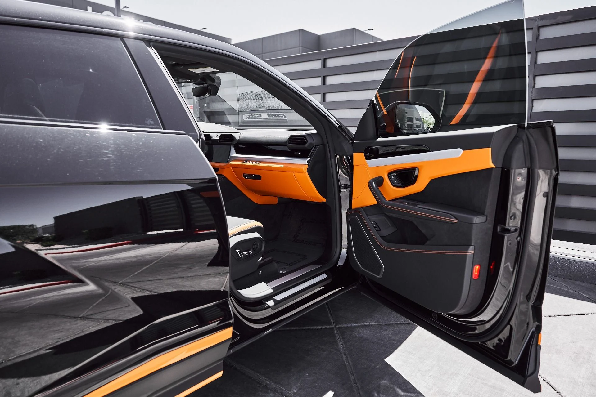 mph017_3640967523_Used_2025_Lamborghini_Urus_SE_1779991984_0e904f6b06