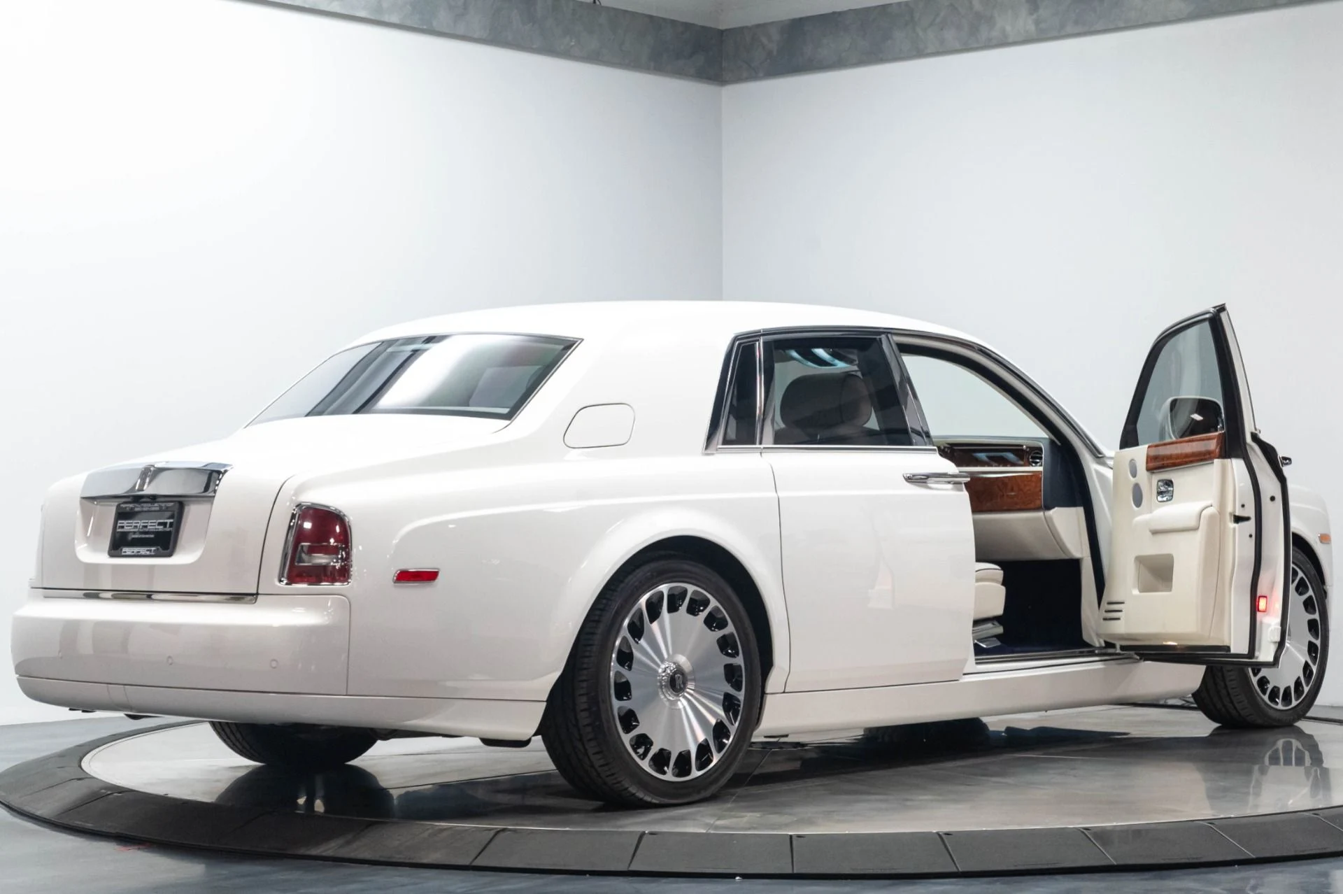 mph017_3675839655_Used_2013_Rolls_Royce_Phantom_1784226914_44806af812