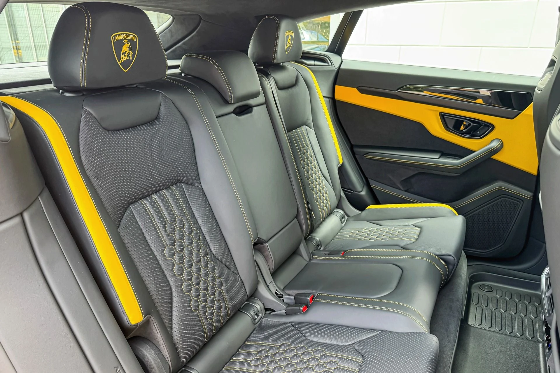 mph017_3693426455_Used_2025_Lamborghini_Urus_SE_1756898793_9887cd971f