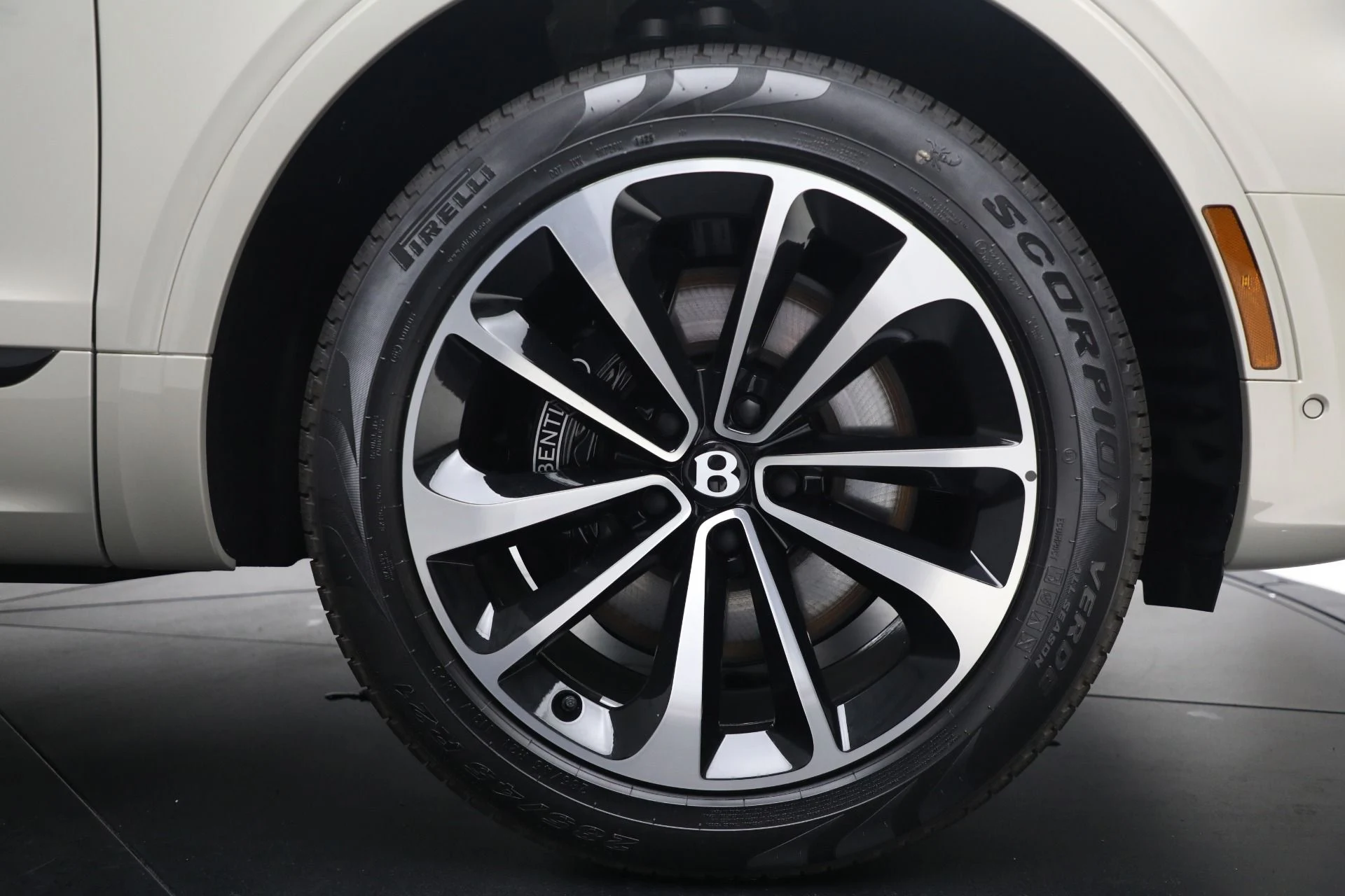 mph017_3696741094_New_2025_Bentley_Bentayga_V8_c1d5e4d755