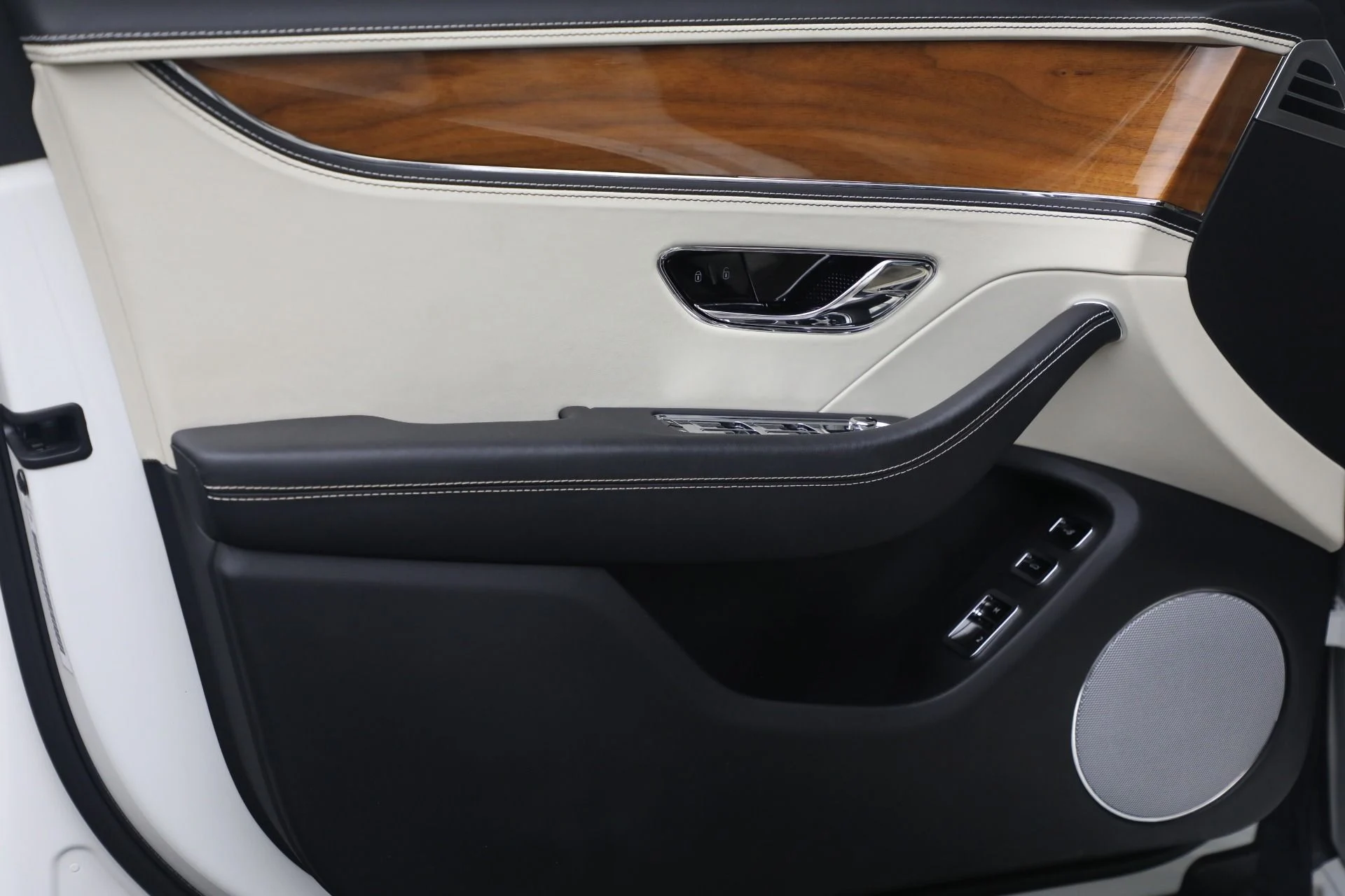 mph017_3697010617_Used_2024_Bentley_Flying_Spur_Hybrid_f9b5cfa245