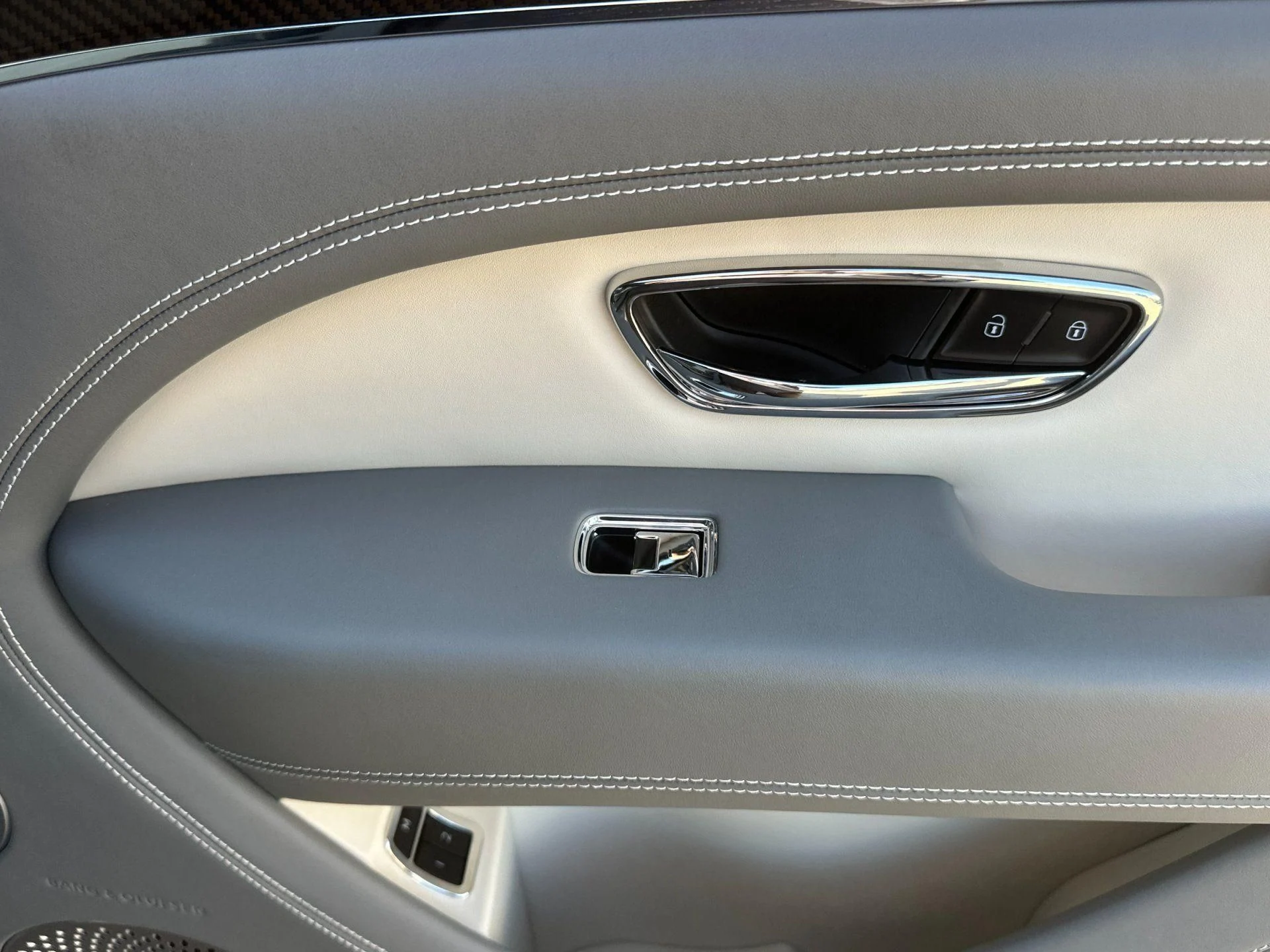 mph017_3698733240_Used_2025_Bentley_Bentayga_S_1789555722_486367eeff