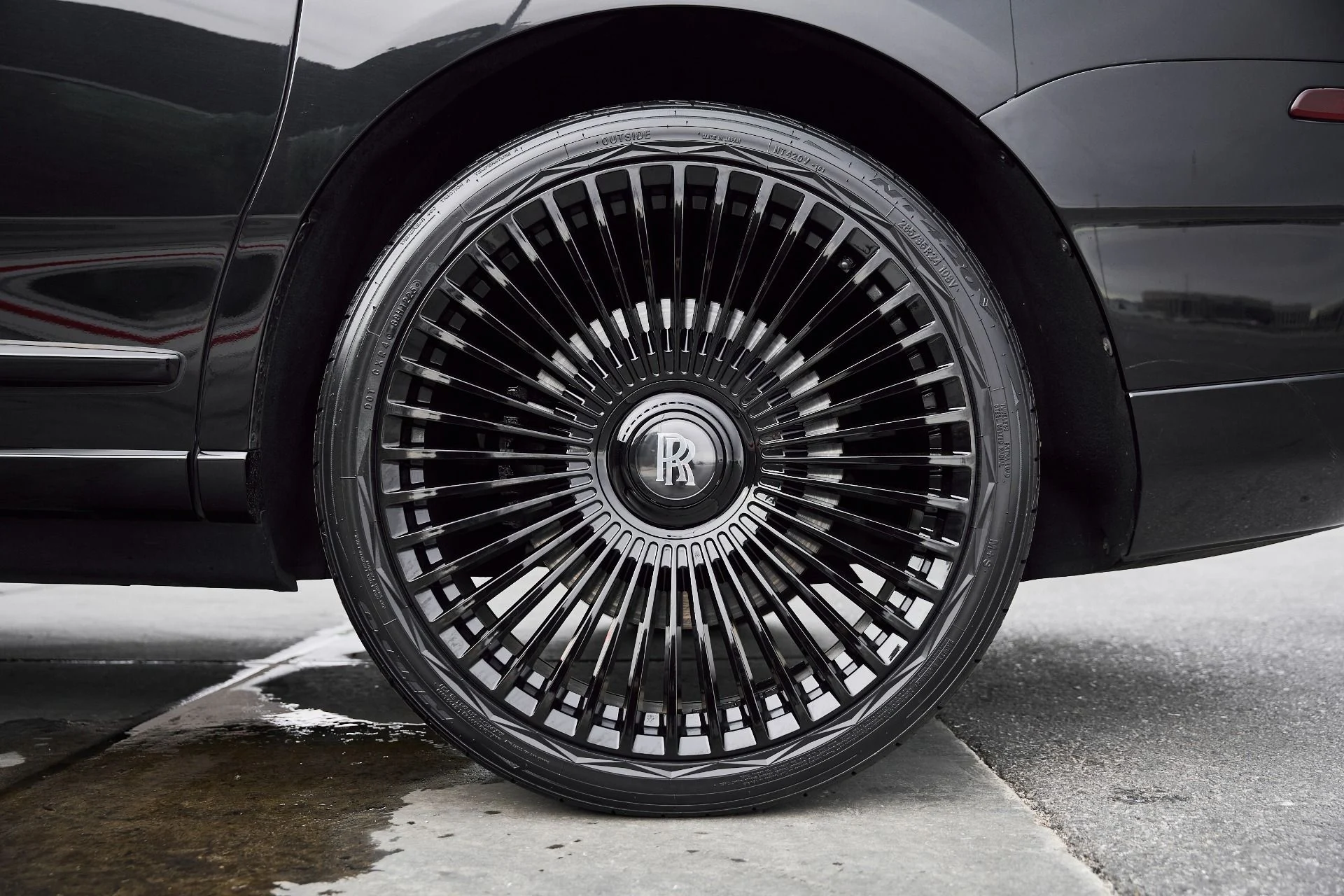 mph017_3719037004_Used_2019_Rolls_Royce_Cullinan_Base_1767201649_0ad4b34318