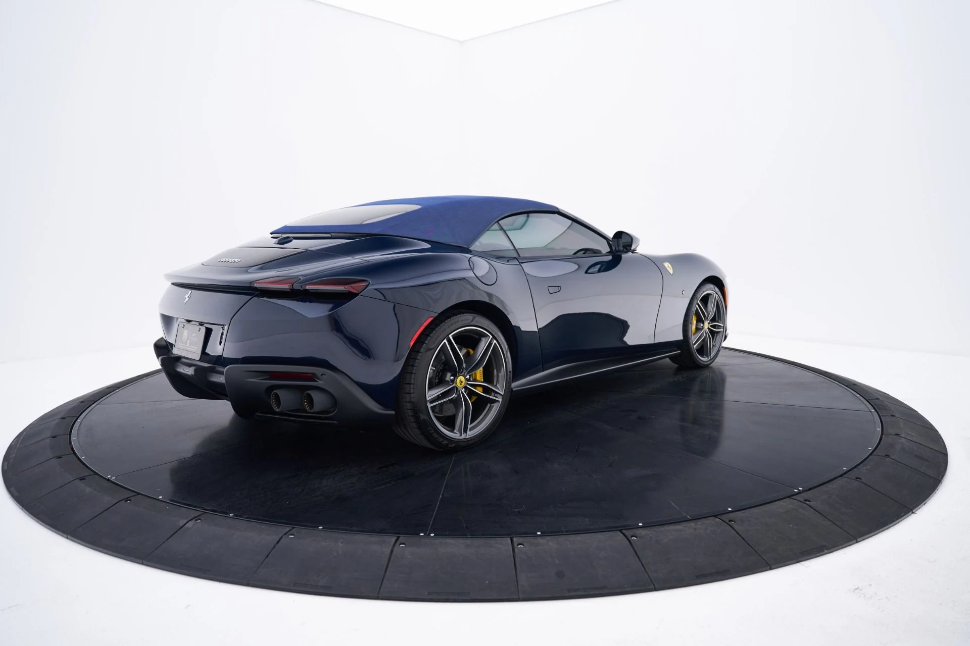 mph017_3729535904_Used_2025_Ferrari_Roma_Base_1793056020_f423c31363