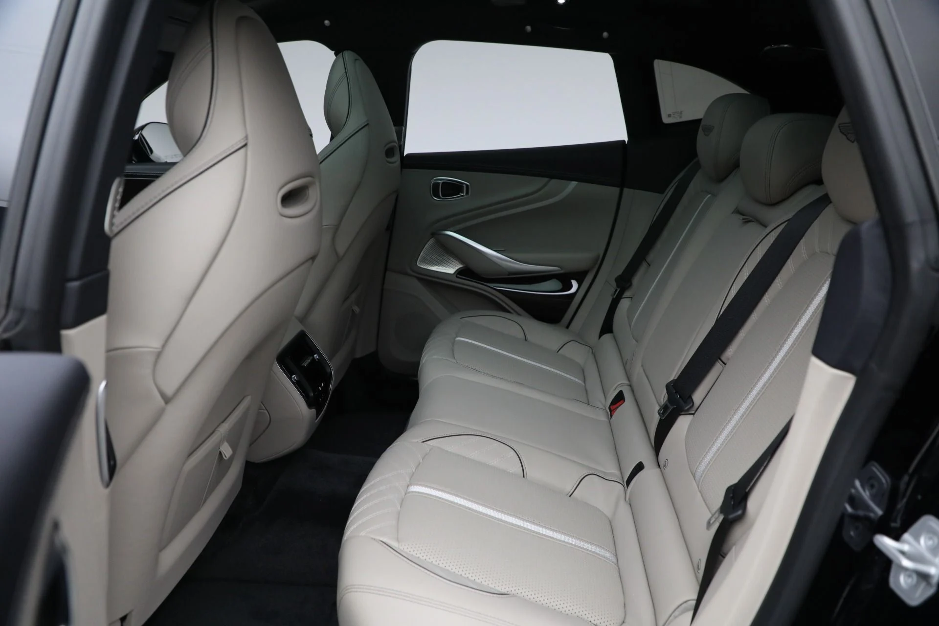 mph017_3733679626_New_2025_Aston_Martin_DBX_707_bf02578ad2