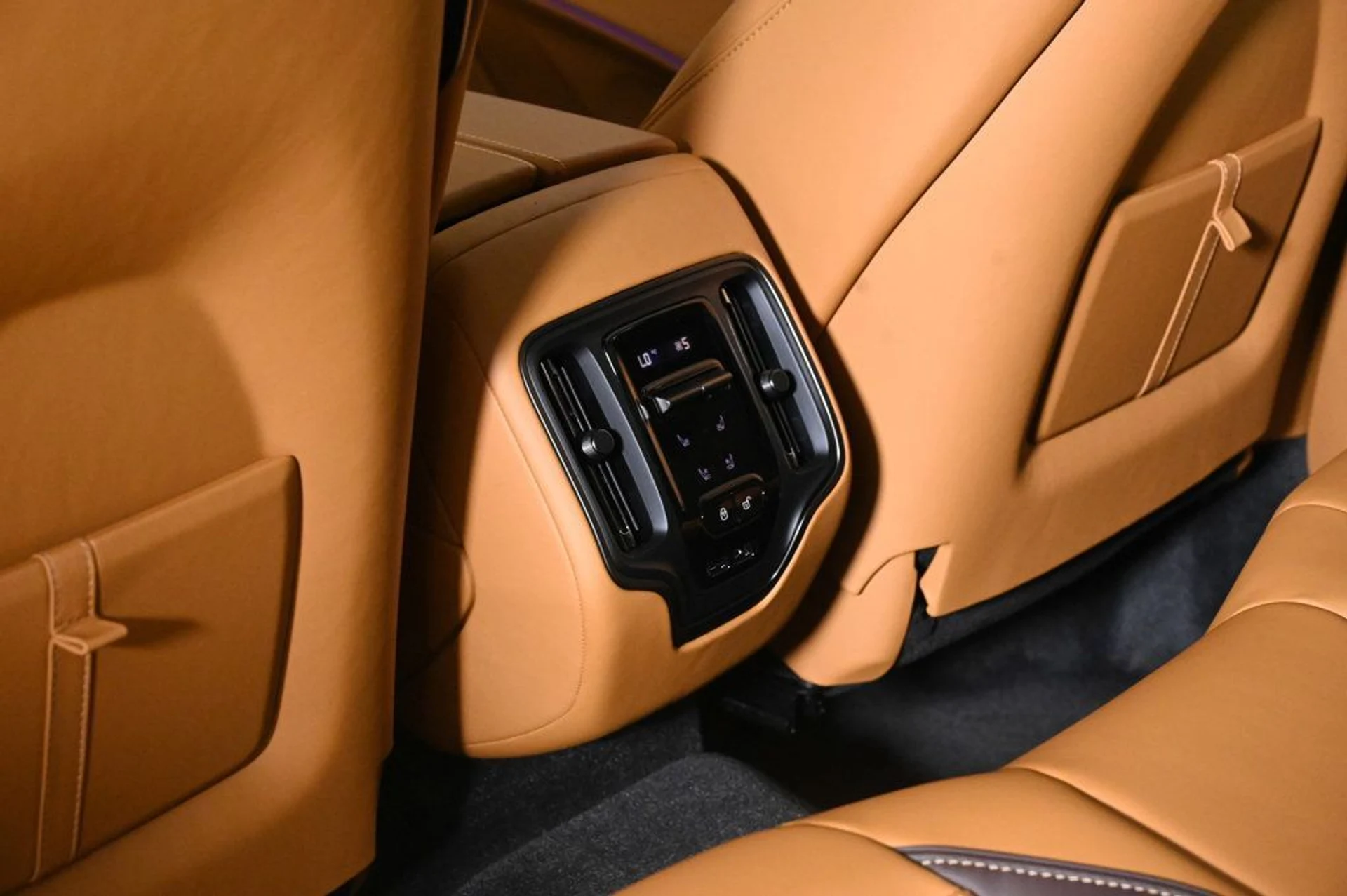 mph017_375657298_new_2026_aston_martin_dbx_707awd_11350_22968765_17_1024_17cd7daf19