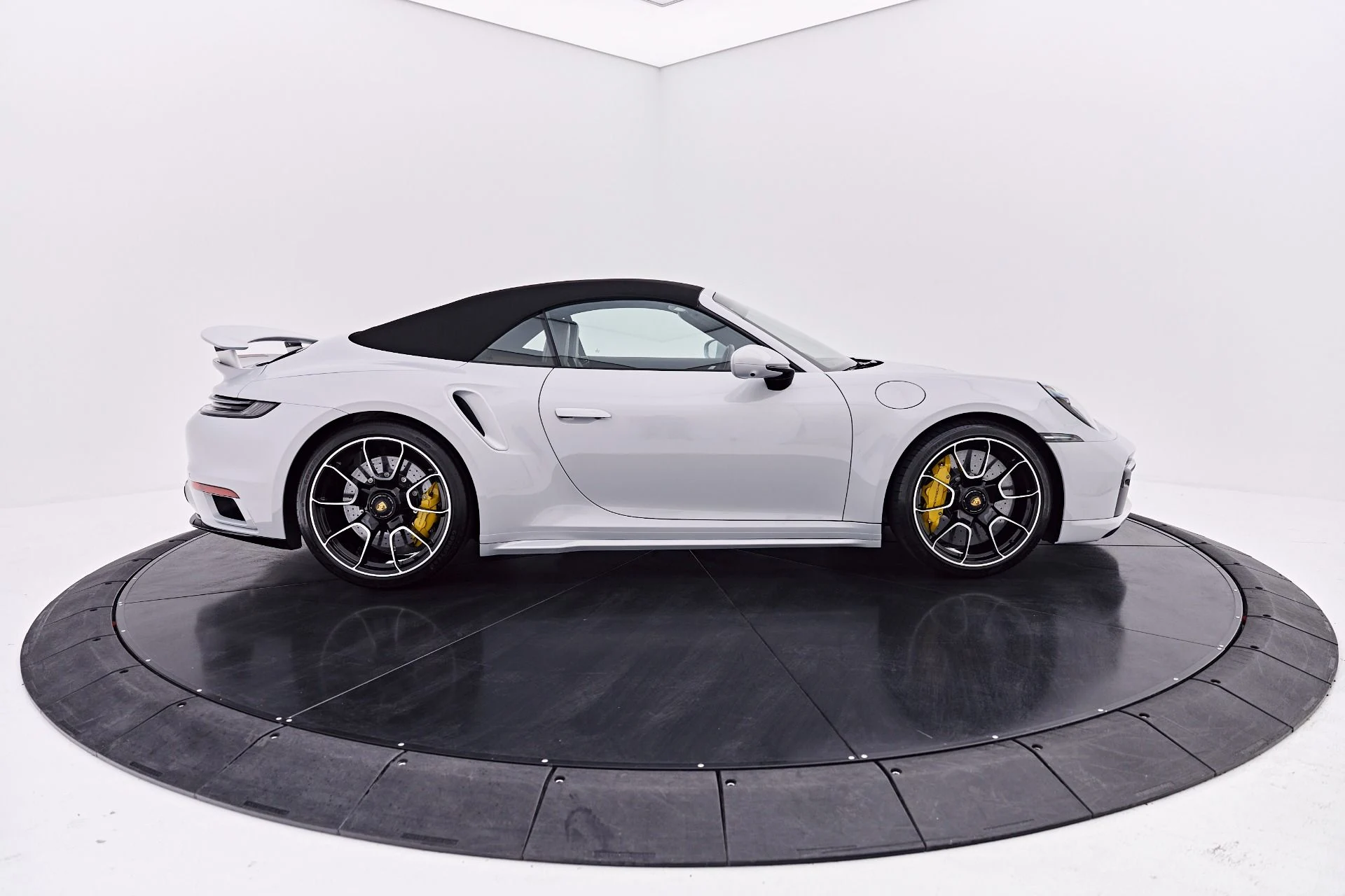 mph017_3762670765_Used_2025_Porsche_911_Turbo_S_1786497794_05fea7d2ae