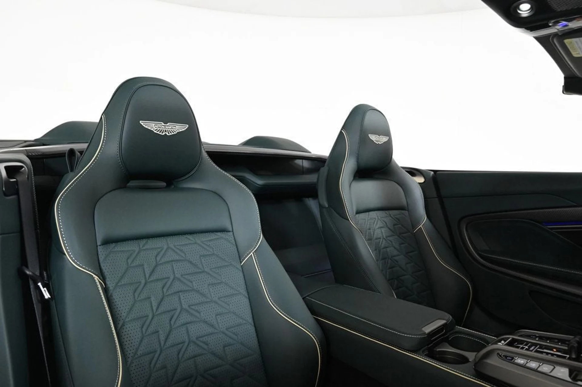 mph017_3772010870_new_2026_aston_martin_vanquish_volante_11350_22943643_17_1024_65df5a3962