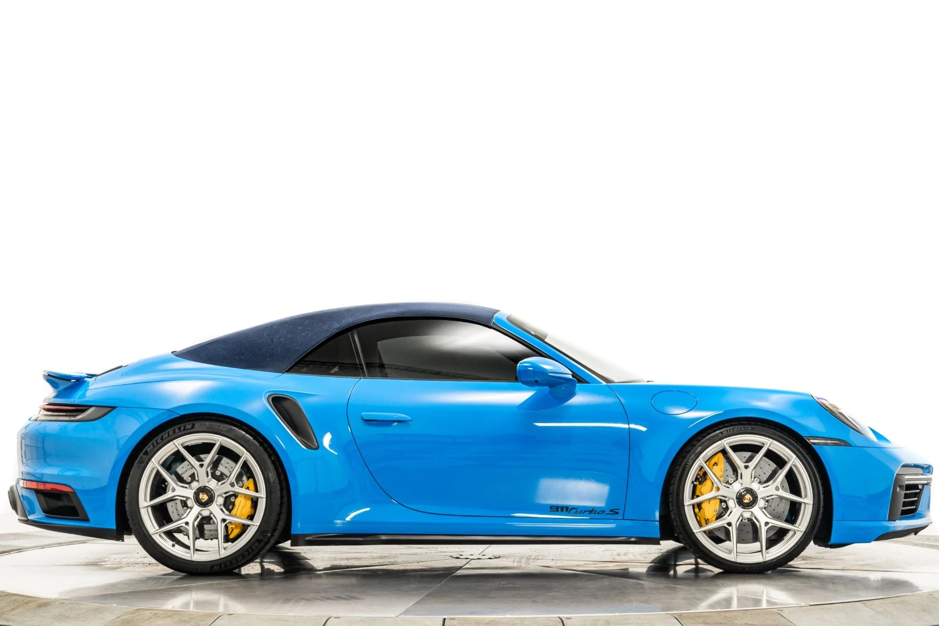mph017_3780520547_Used_2022_Porsche_911_Turbo_S_Cabriolet_1761066014_ac77690142
