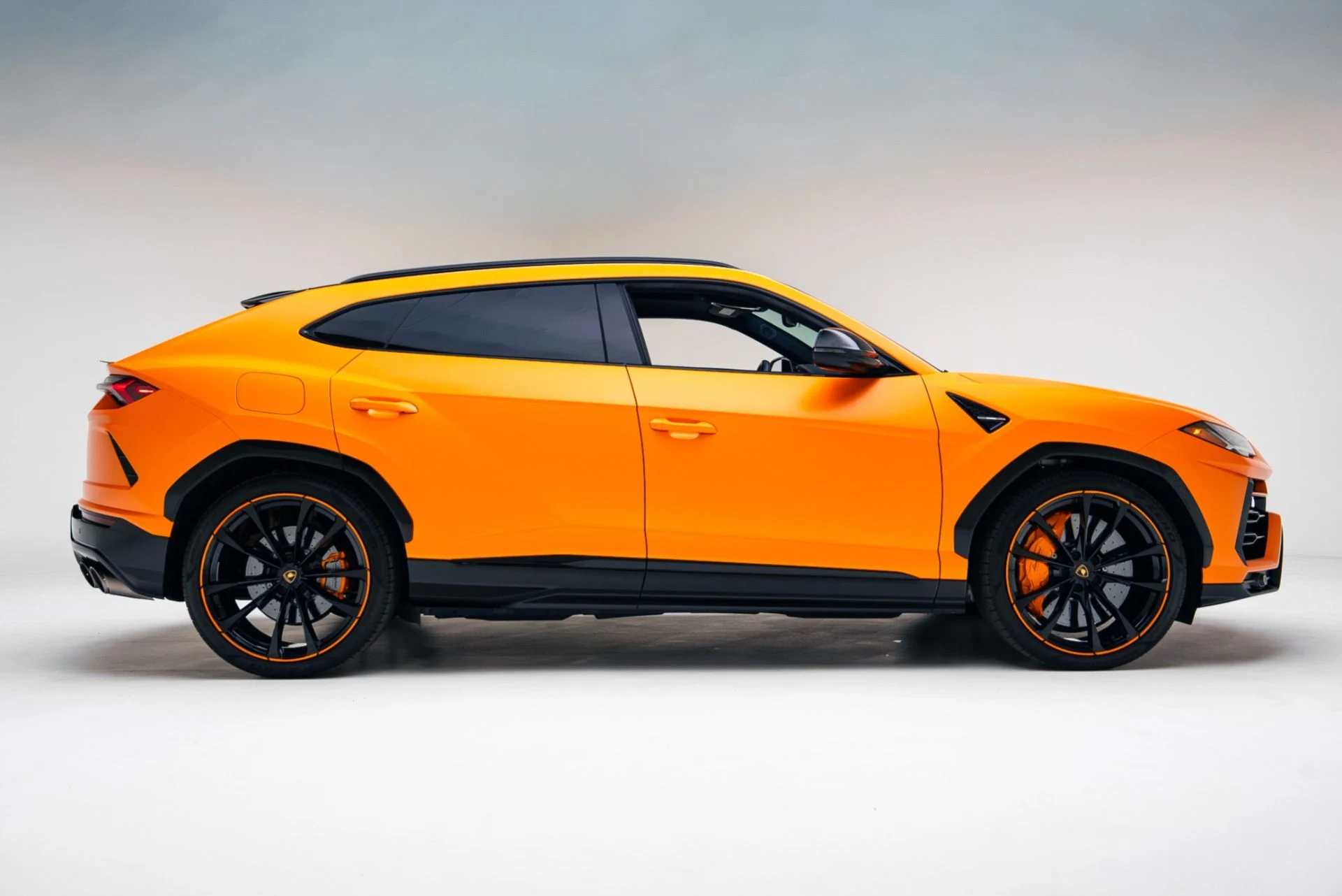 mph017_3841724681_Used_2022_Lamborghini_Urus_1765496956_884b78579e