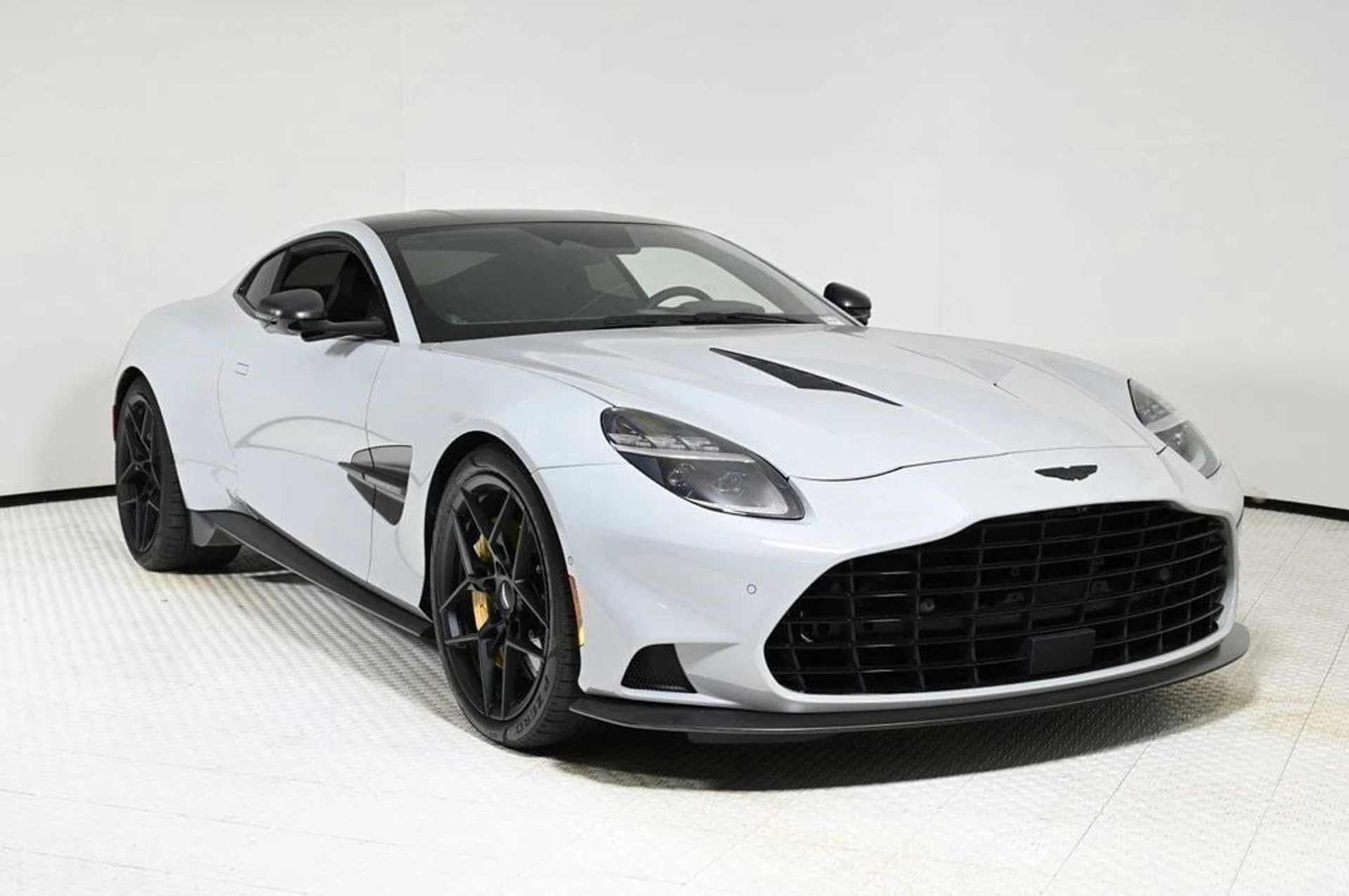 mph017_3845653408_used_2025_aston_martin_vanquish_coupe_11350_22829268_17_1024_b5711613a0