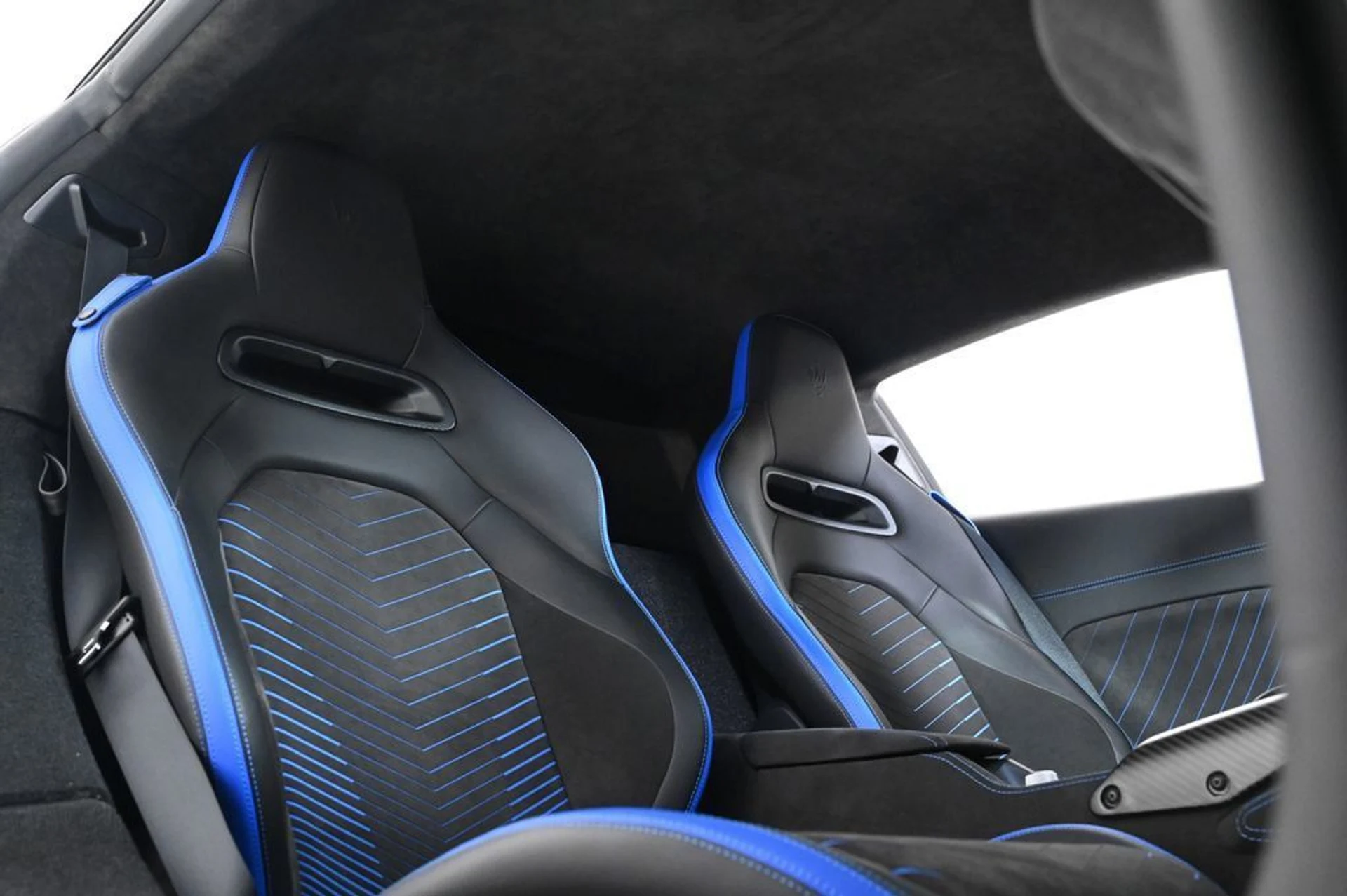 mph017_3849376190_used_2023_maserati_mc20_base_11350_22928498_17_1024_266625e57e