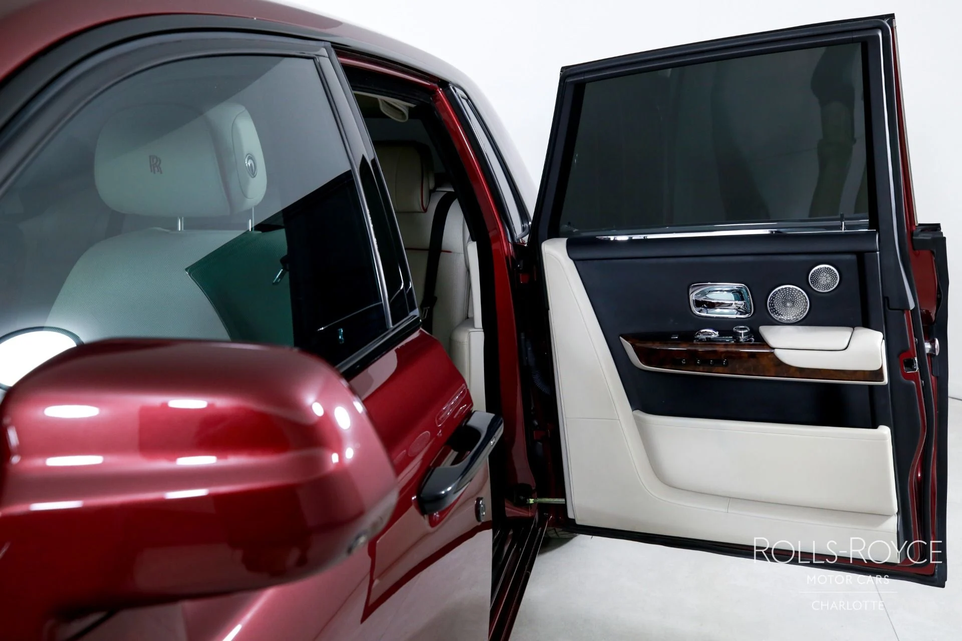 mph017_3852213943_Used_2019_Rolls_Royce_Phantom_1760804131_e7188ae8d8