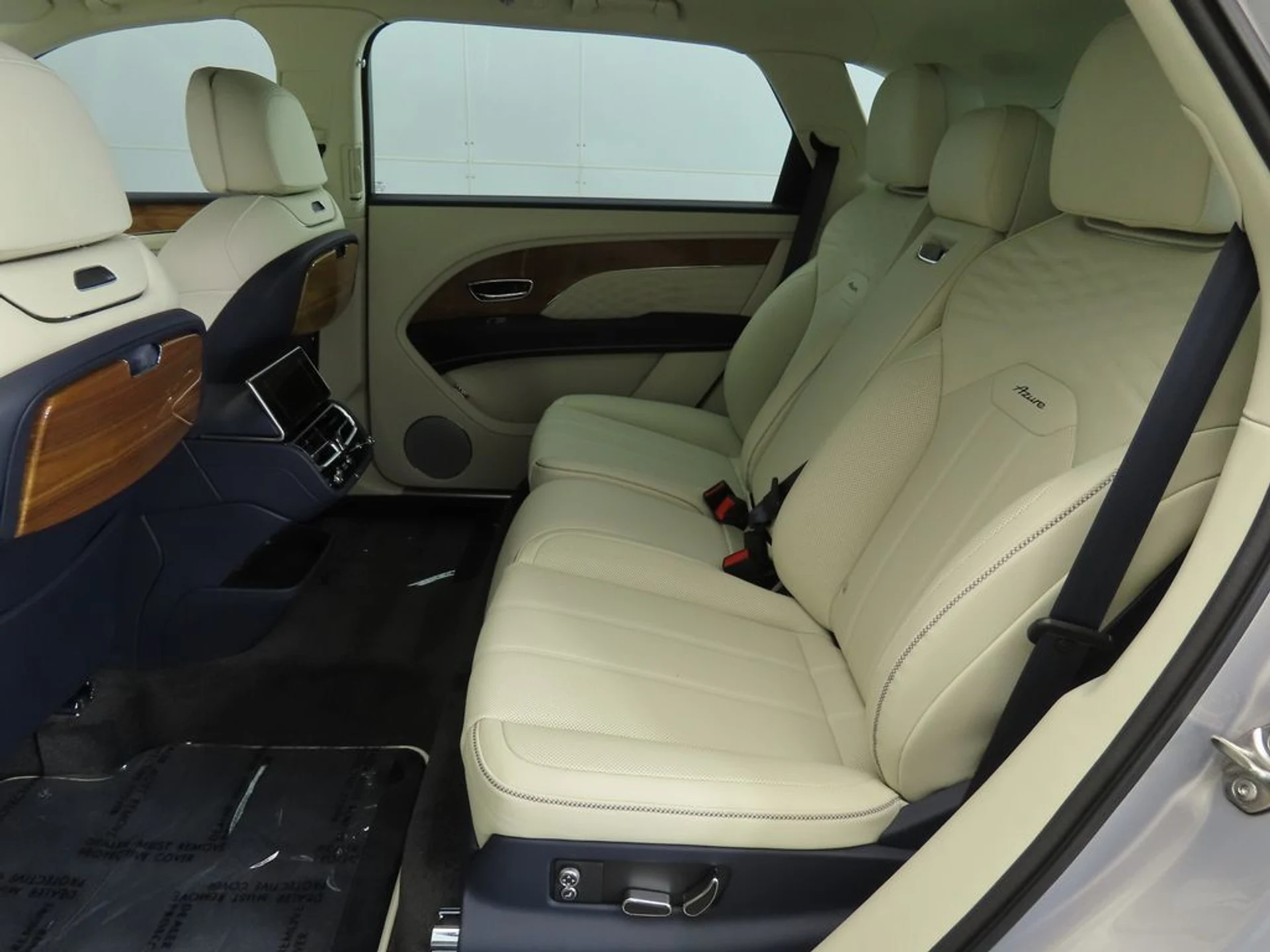 mph017_3870451011_new_2025_bentley_bentayga_ewb_v8awd_8119_22908718_18_1024_68a29f6f54