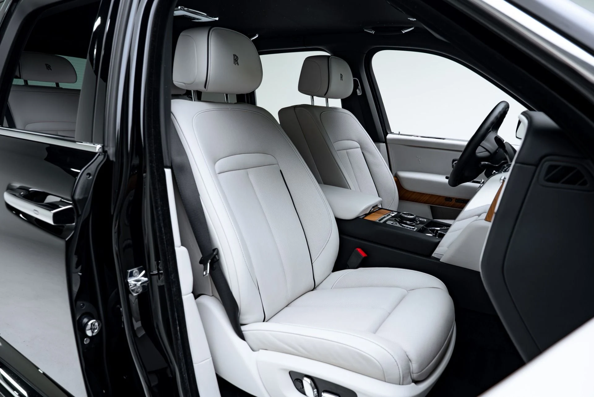 mph017_3872927494_Used_2023_Rolls_Royce_Cullinan_1777310585_b7e16a3585