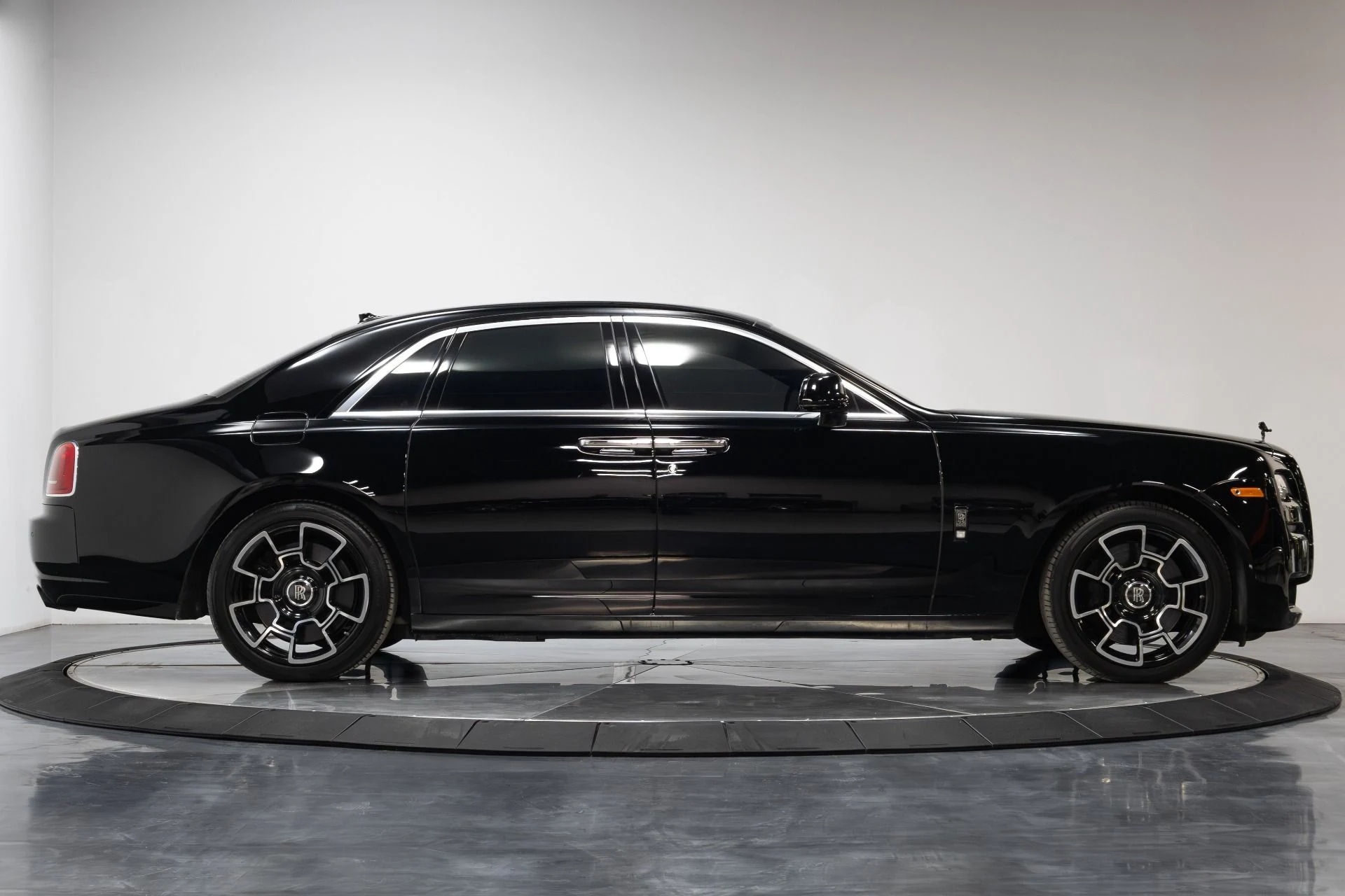 mph017_3882195514_Used_2017_Rolls_Royce_Ghost_Black_Badge_1764012368_0453426bde