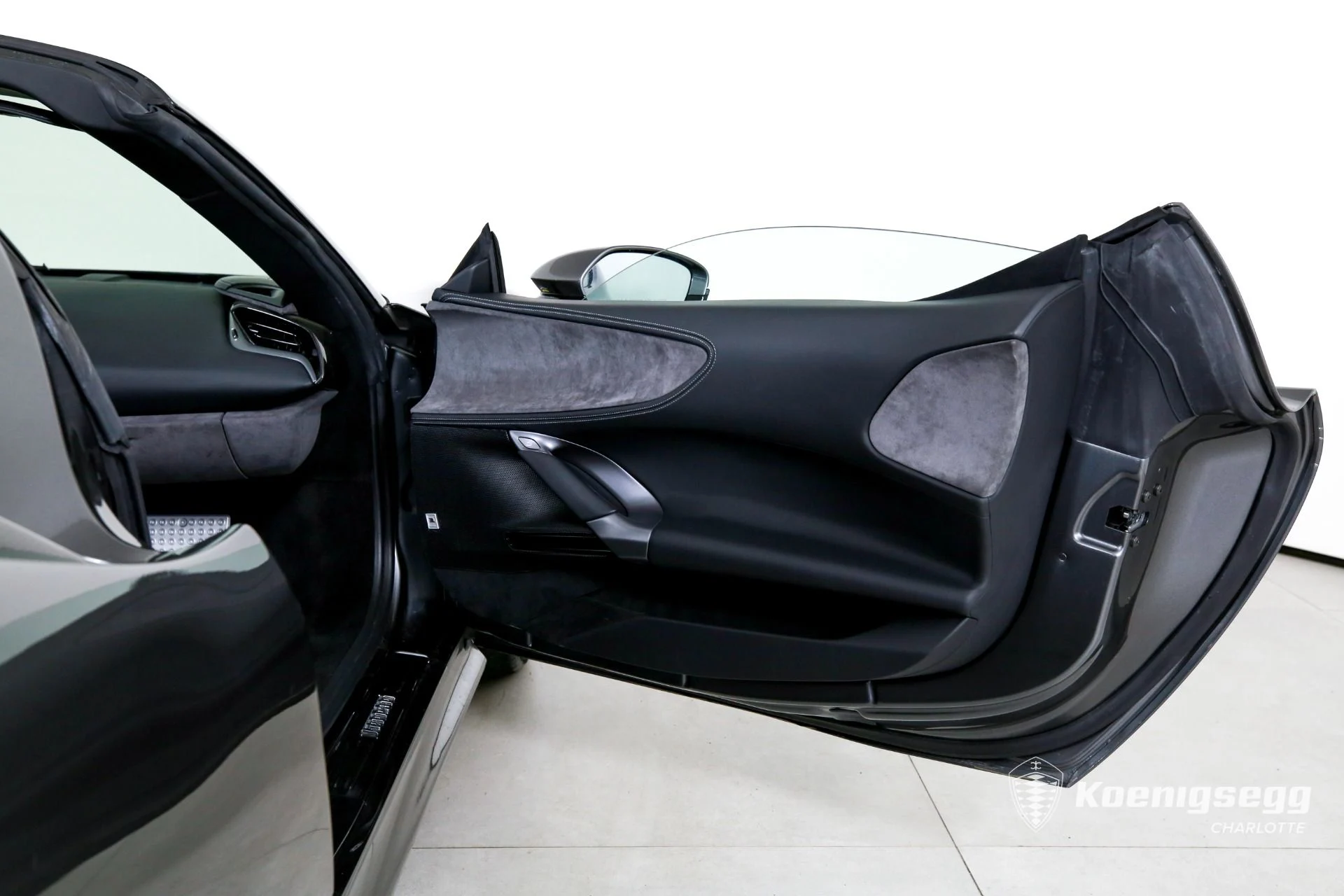 mph017_3886216729_Used_2022_Ferrari_SF_90_Spider_1775660479_6d4b50bf1a